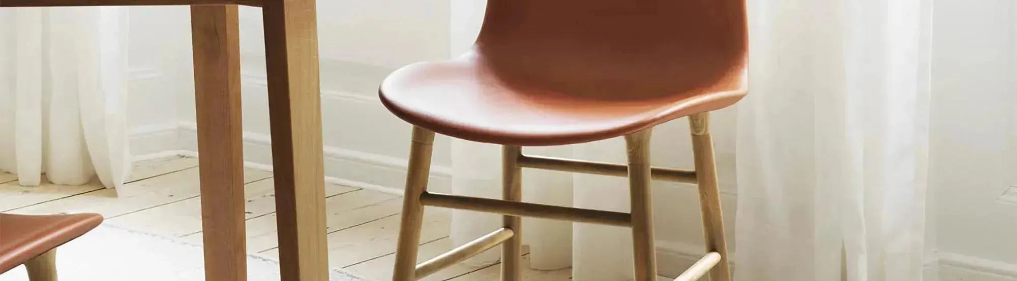 Elegante Form: Stühle und Tische von Normann Copenhagen