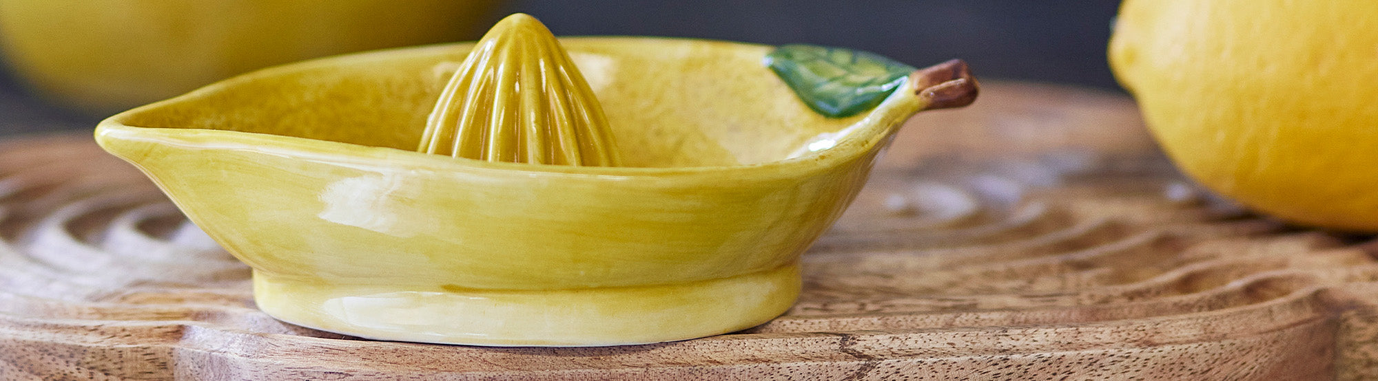 Limone Geschirrserie: Mediterrane Gelbtöne und Zitronenmuster auf Porzellan.