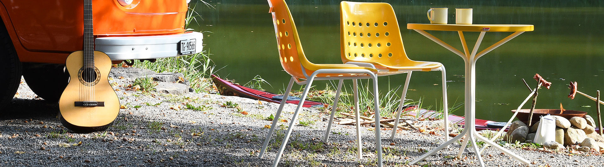 Bunte Pix-Gartentische von Schaffner, wetterfest und stilvoll für den Außenbereich.