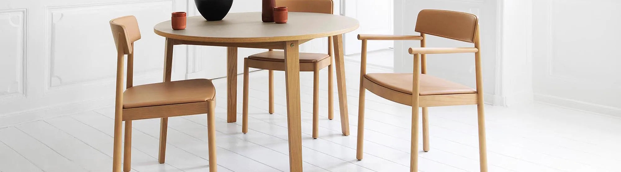 Timb-Kollektion: Elegante, bequeme Stühle und Sessel von Normann Copenhagen.