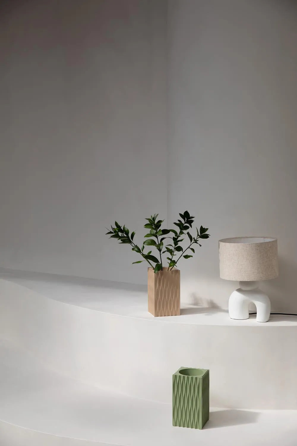 Riley Vase in Beige präsentiert im Onlineshop von KAQTU Design AG. Vase ist von Zuiver