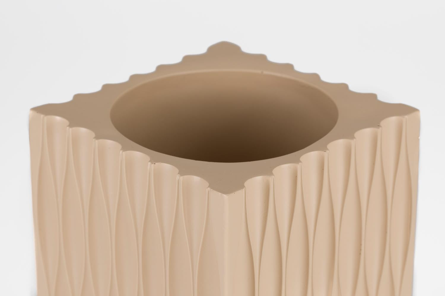 Riley Vase in Beige präsentiert im Onlineshop von KAQTU Design AG. Vase ist von Zuiver