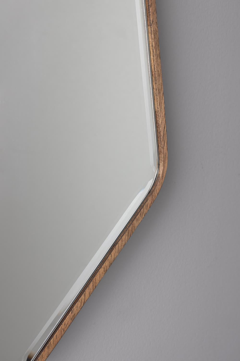 Basil Mirror in  präsentiert im Onlineshop von KAQTU Design AG. Spiegel ist von Dutchbone