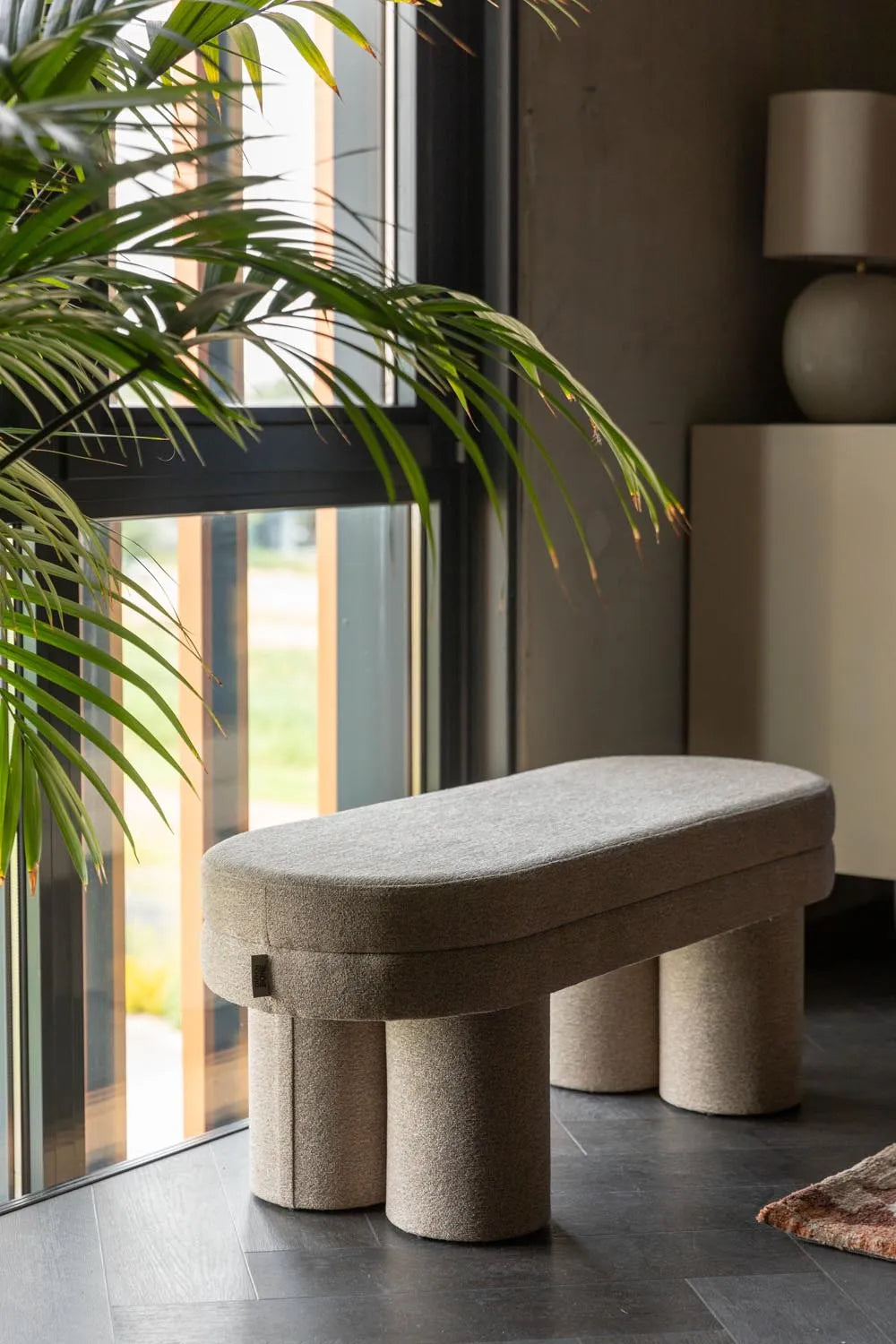 Fern Bank in Beige präsentiert im Onlineshop von KAQTU Design AG. Pouf ist von Dutchbone