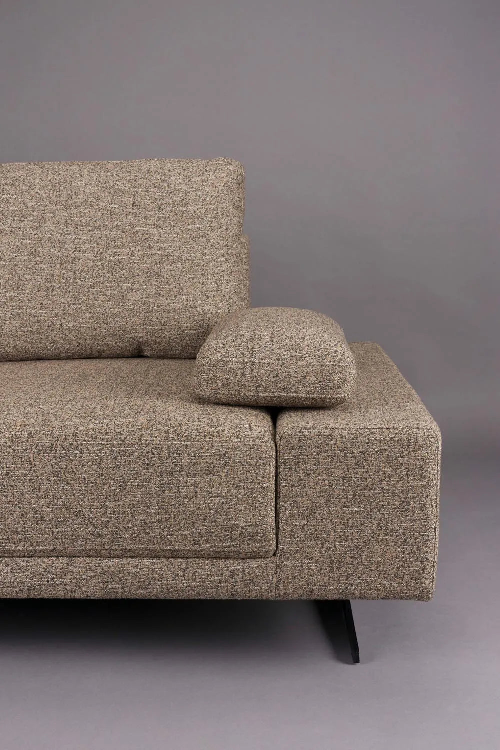 Modernes Shelly Sofa mit linker Chaiselongue und Samtbezug.