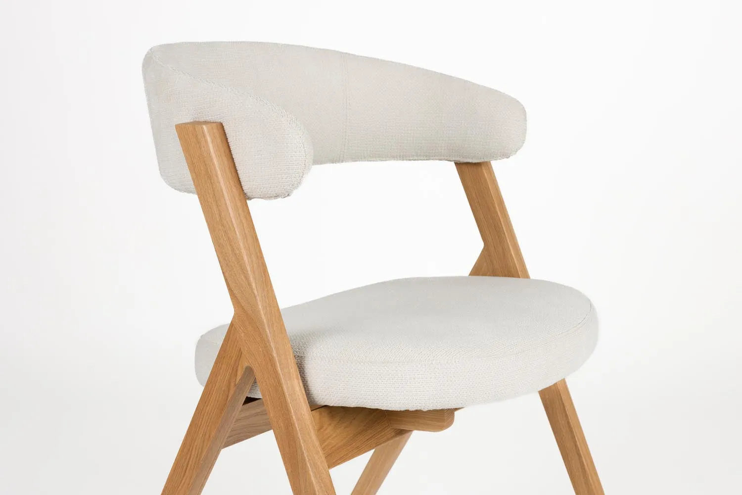 Pom Stuhl in Beige präsentiert im Onlineshop von KAQTU Design AG. Stuhl ist von Zuiver