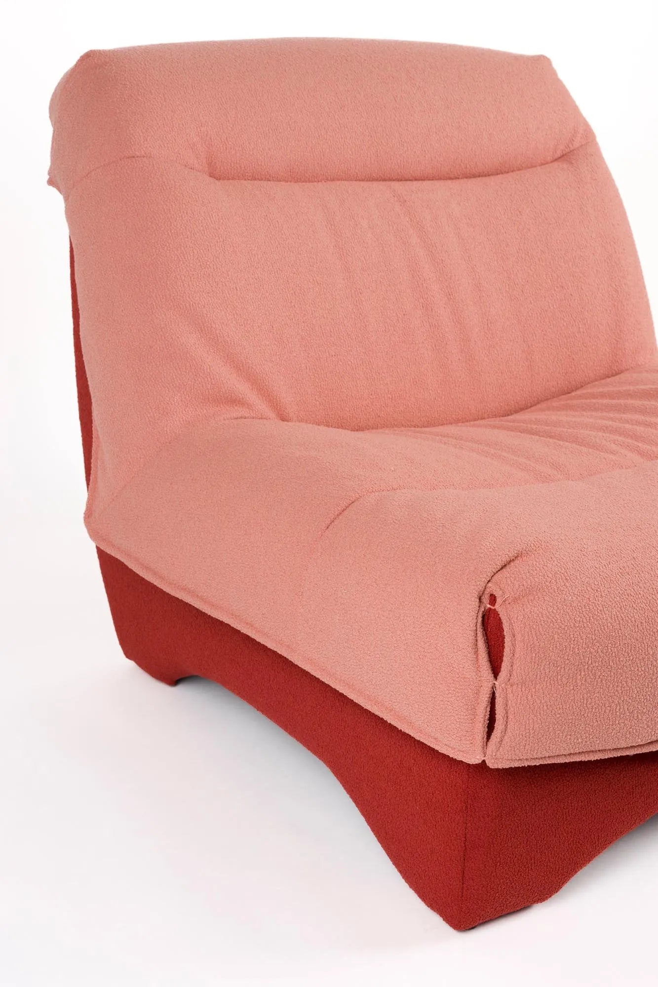 Der Lounge Chair Twister vereint Komfort und Stil mit weichem Stoff, eleganten Linien und drehbarer Basis für vielseitige Nutzung.