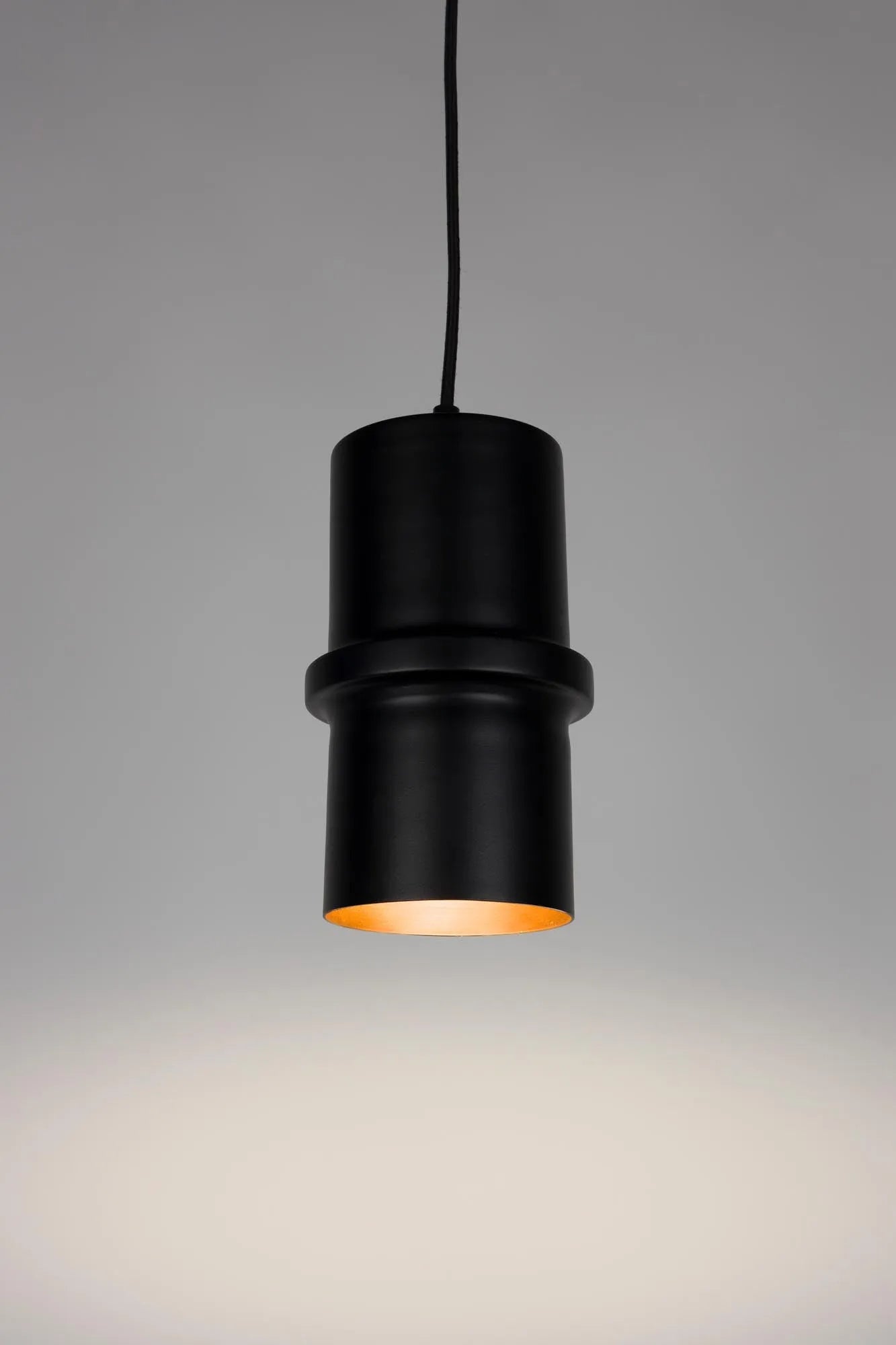 Pendelleuchte Duct S in Schwarz präsentiert im Onlineshop von KAQTU Design AG. Pendelleuchte ist von White Label Living