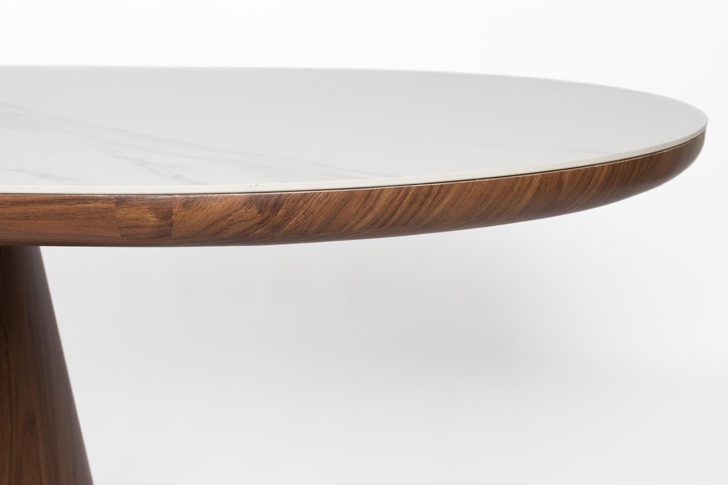 Almira Esstisch Oval in Walnut präsentiert im Onlineshop von KAQTU Design AG. Esstisch ist von White Label Living