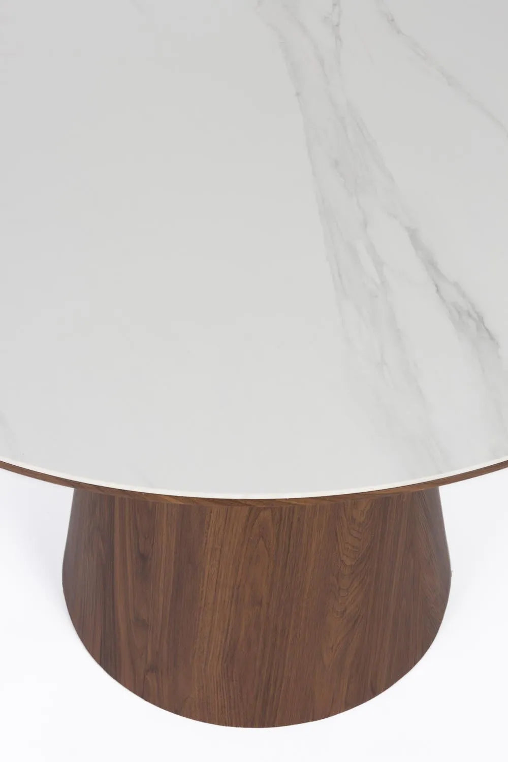 Almira Esstisch Round in Walnut präsentiert im Onlineshop von KAQTU Design AG. Esstisch ist von White Label Living