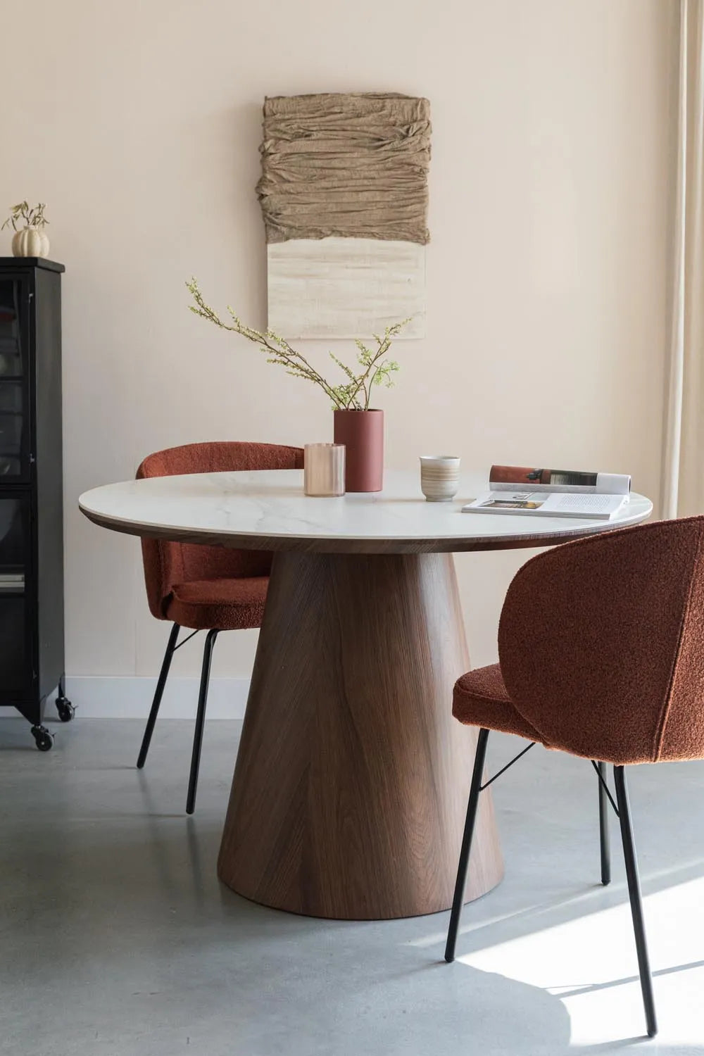 Almira Esstisch Round in Walnut präsentiert im Onlineshop von KAQTU Design AG. Esstisch ist von White Label Living