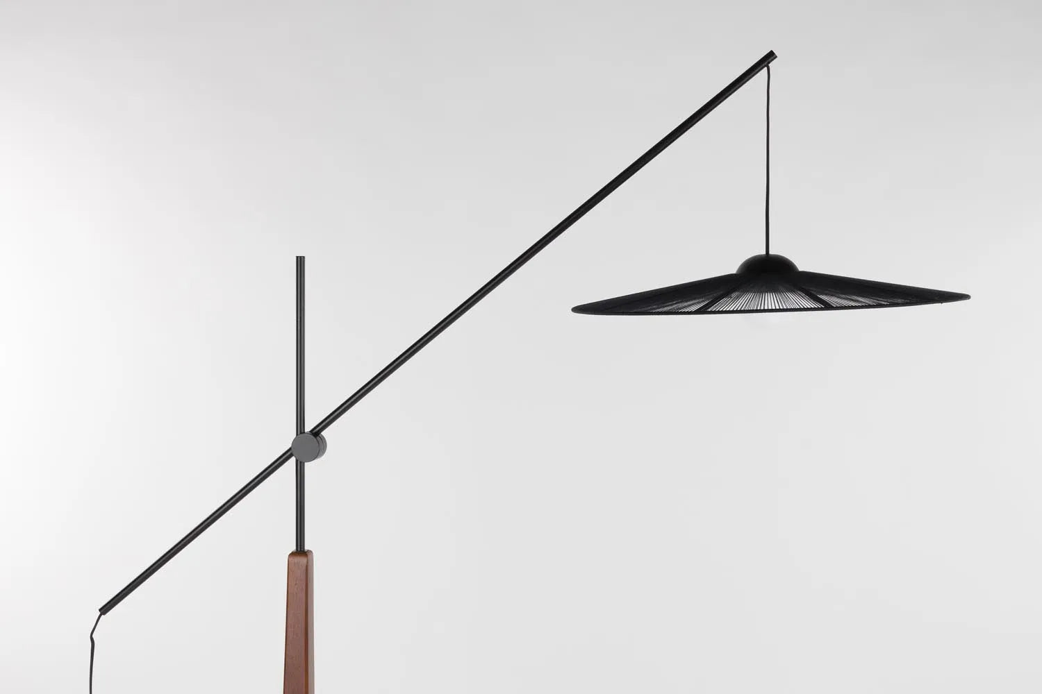 Stehlampe Belle  in Schwarz präsentiert im Onlineshop von KAQTU Design AG. Stehleuchte ist von Zuiver