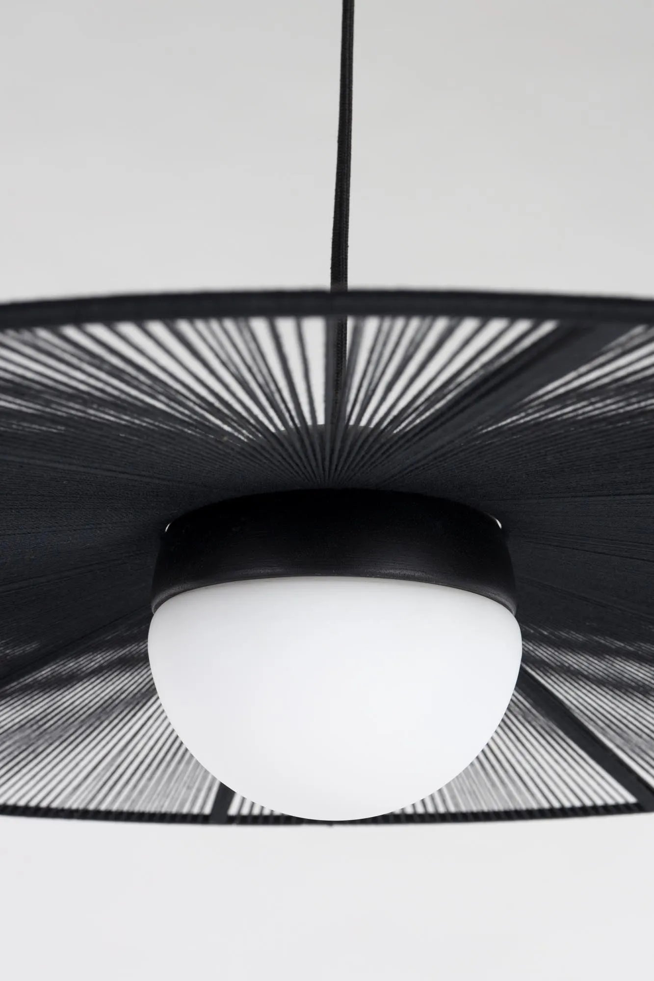 Stehlampe Belle  in Schwarz präsentiert im Onlineshop von KAQTU Design AG. Stehleuchte ist von Zuiver