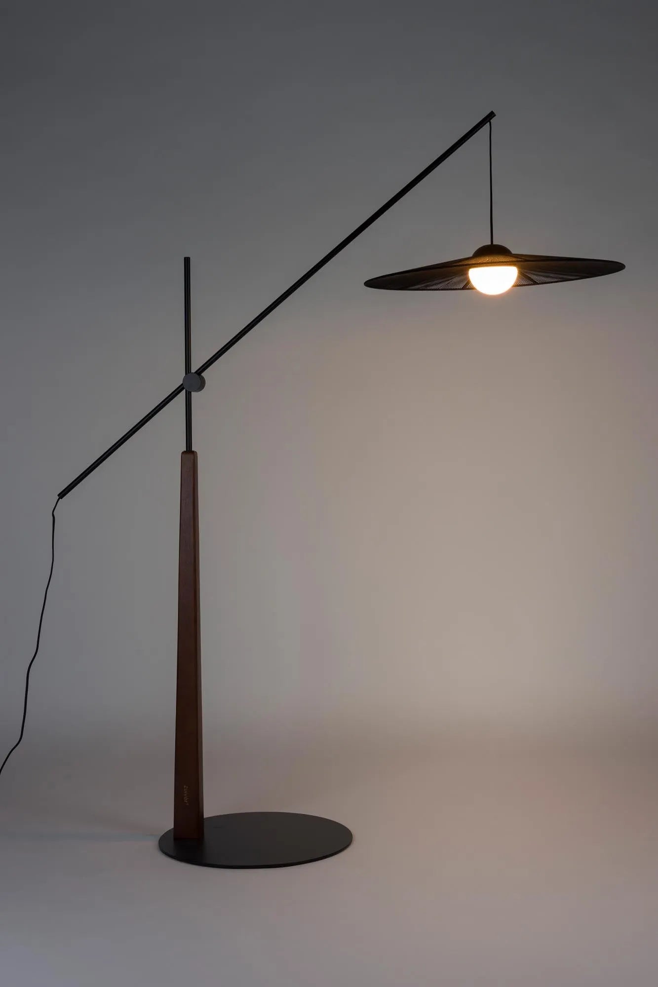 Stehlampe Belle  in Schwarz präsentiert im Onlineshop von KAQTU Design AG. Stehleuchte ist von Zuiver