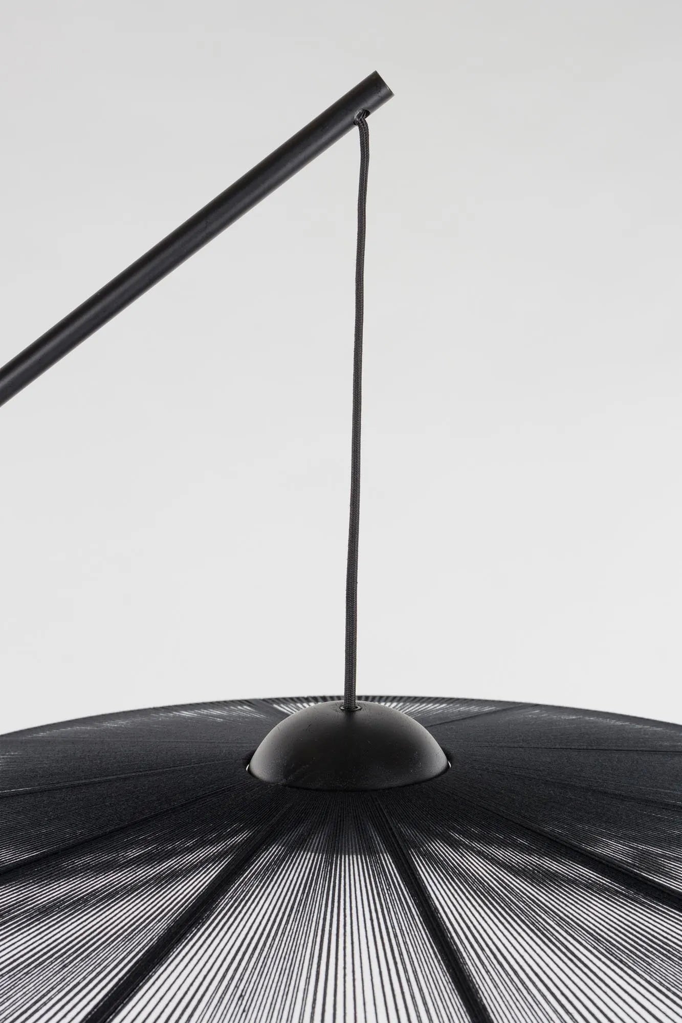 Stehlampe Belle  in Schwarz präsentiert im Onlineshop von KAQTU Design AG. Stehleuchte ist von Zuiver