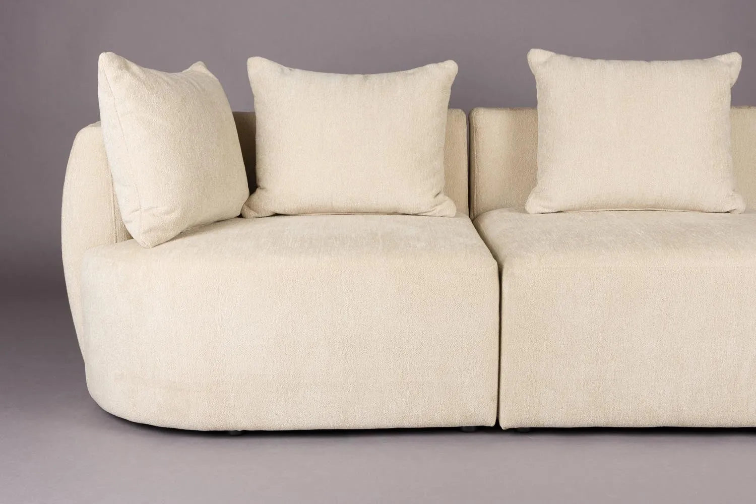 Rocca Sofa 4.5-Sitzer in Latte präsentiert im Onlineshop von KAQTU Design AG. 4er Sofa ist von Dutchbone