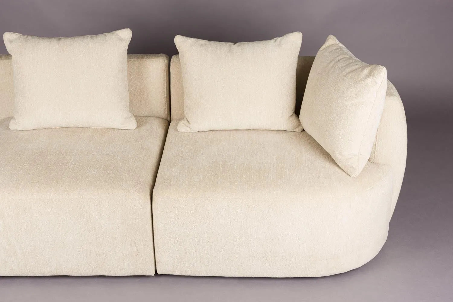 Rocca Sofa 4.5-Sitzer in Latte präsentiert im Onlineshop von KAQTU Design AG. 4er Sofa ist von Dutchbone