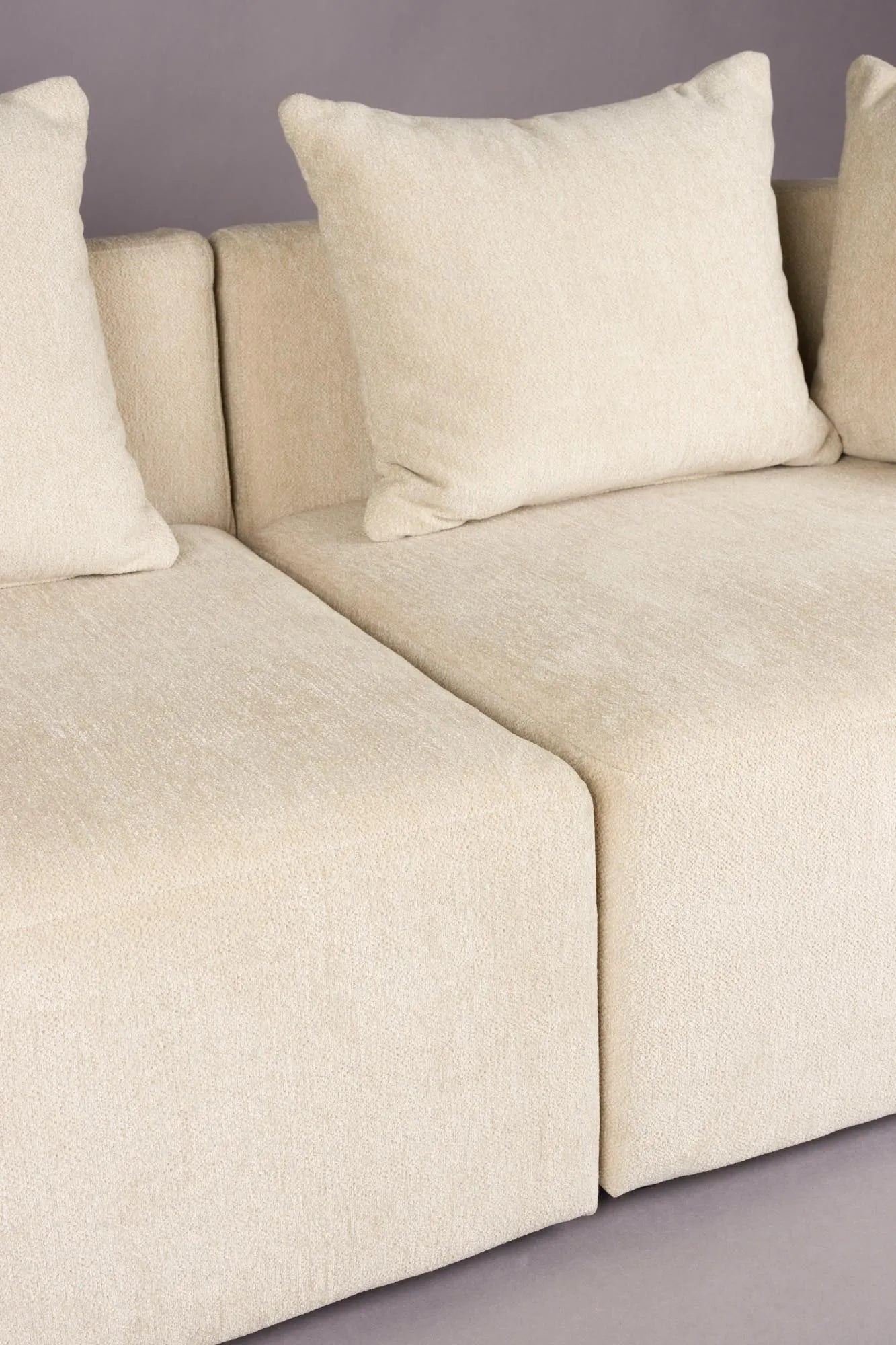 Rocca Sofa 4.5-Sitzer in Latte präsentiert im Onlineshop von KAQTU Design AG. 4er Sofa ist von Dutchbone