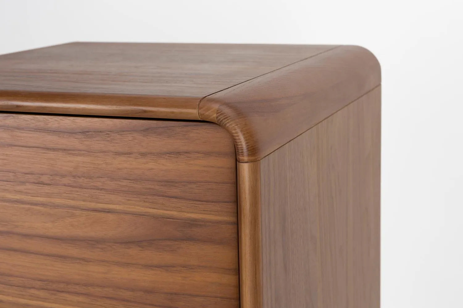 Cabinet Rise in Walnuss präsentiert im Onlineshop von KAQTU Design AG. Cabinet ist von Zuiver