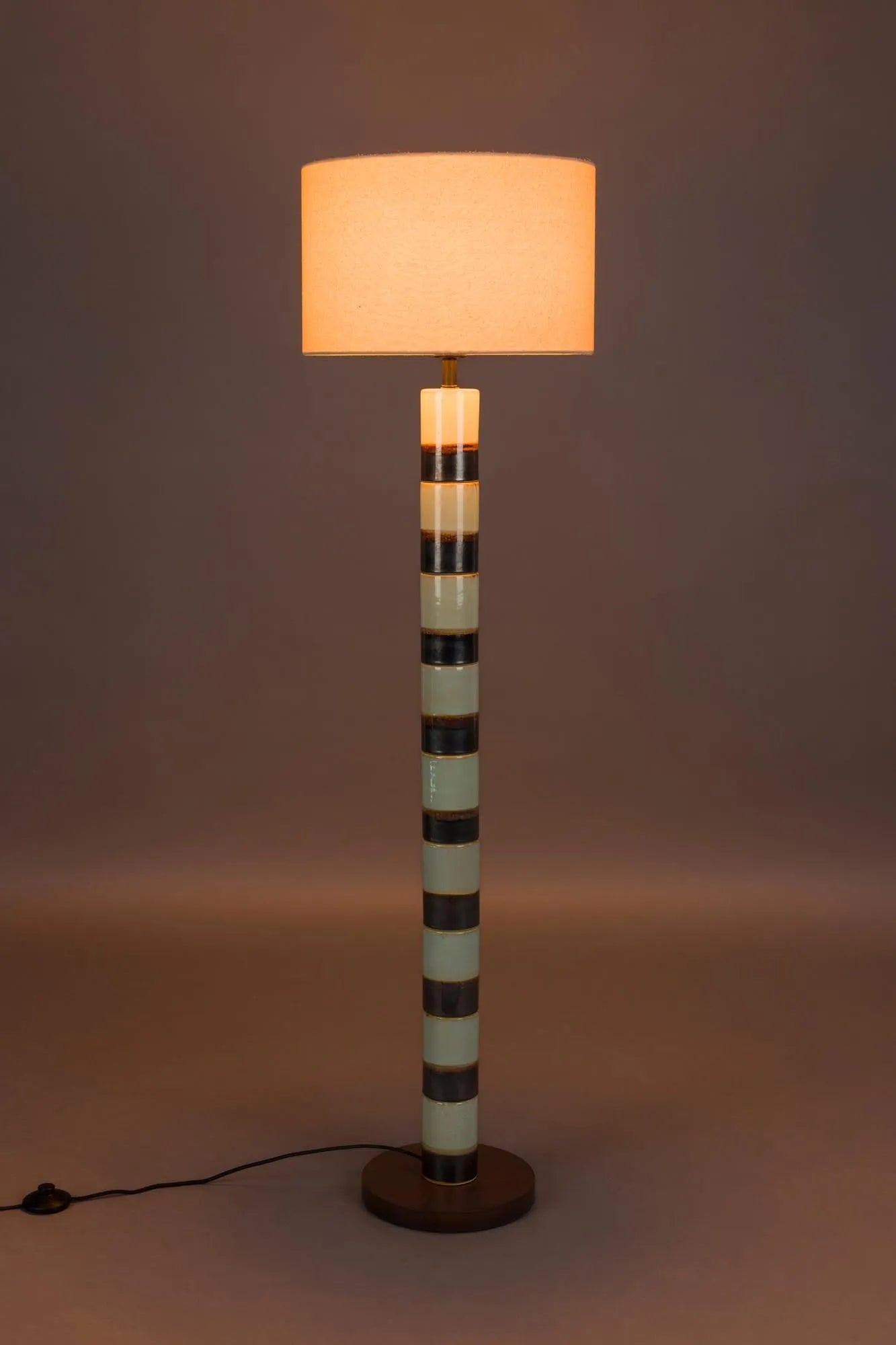 Stehlampe Vertigo in Beige präsentiert im Onlineshop von KAQTU Design AG. Stehleuchte ist von Dutchbone