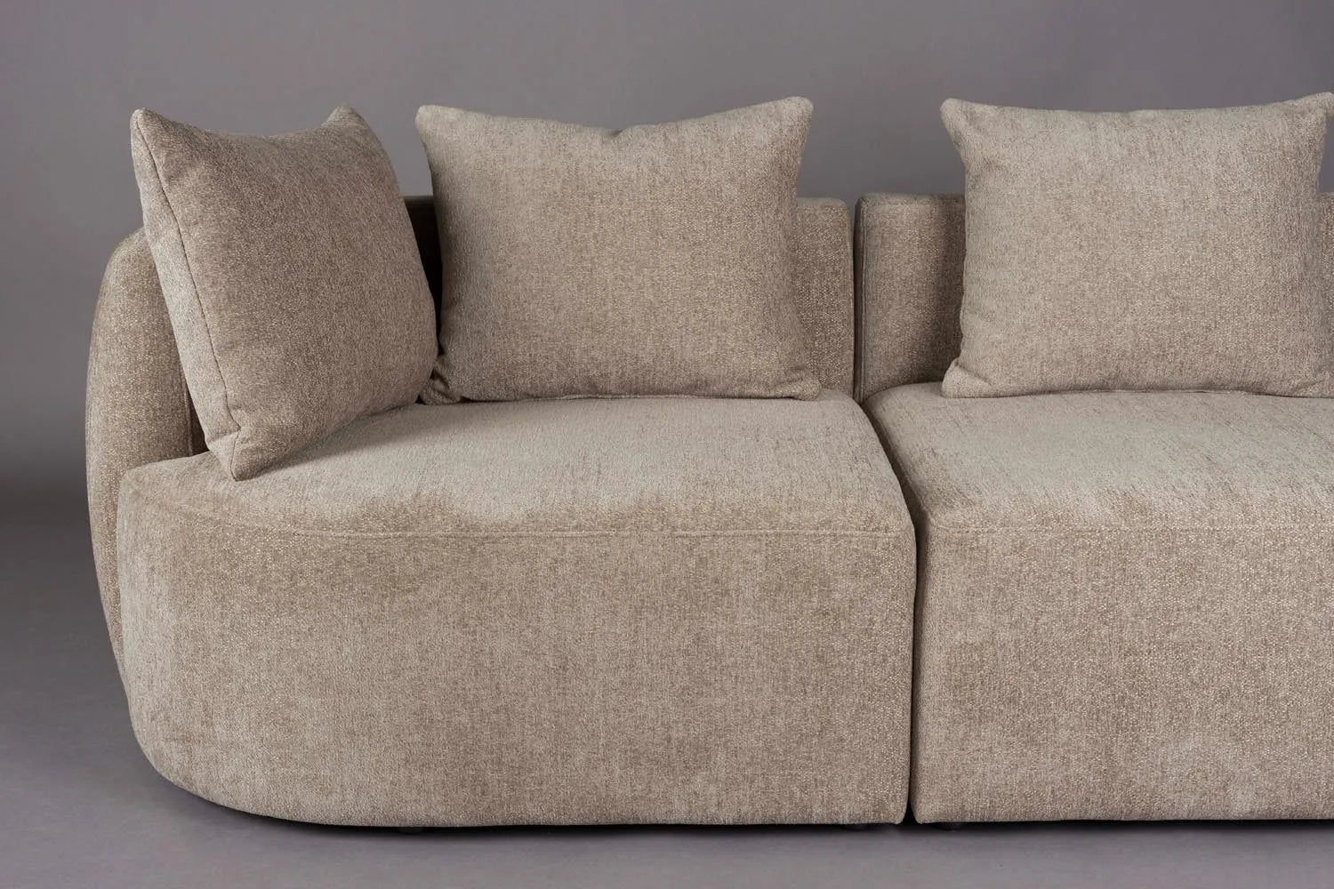 Rocca Sofa 4.5-Sitzer in Cappuccino präsentiert im Onlineshop von KAQTU Design AG. 4er Sofa ist von Dutchbone