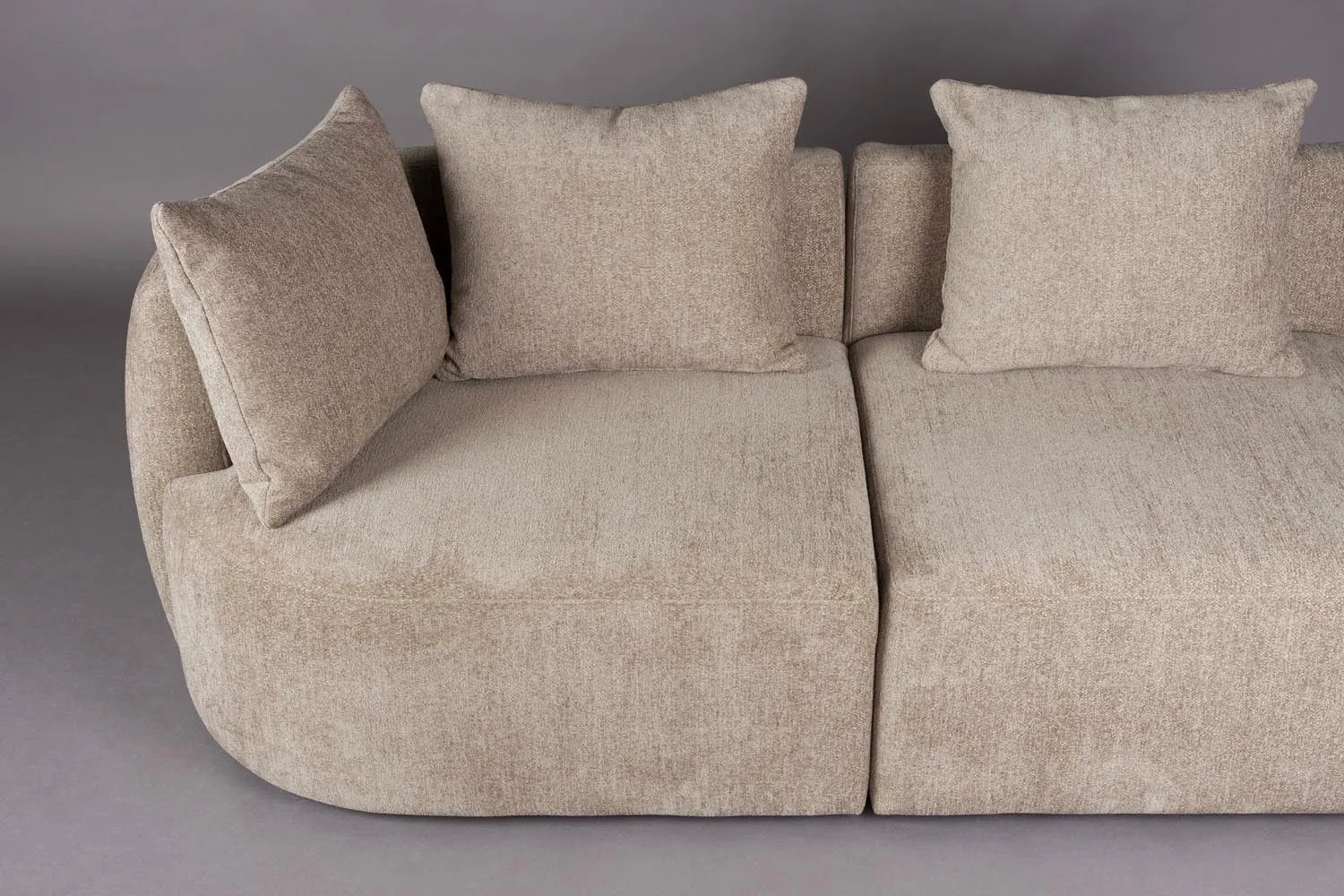 Rocca Sofa 4.5-Sitzer in Cappuccino präsentiert im Onlineshop von KAQTU Design AG. 4er Sofa ist von Dutchbone