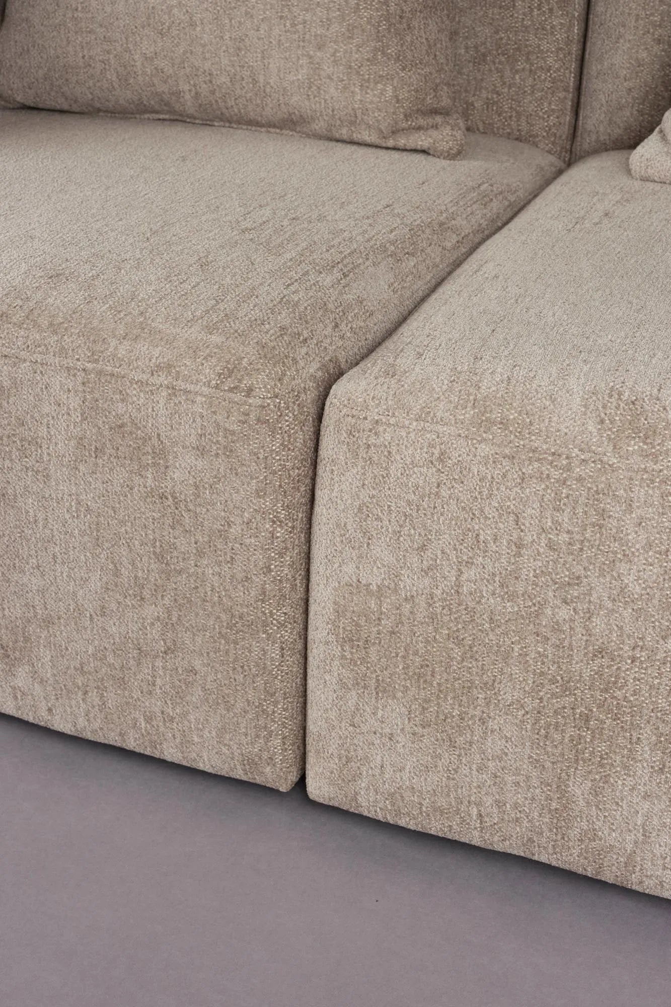 Das Rocca Sofa von Dutchbone: Ein modulares, stilvolles 4,5-Sitzer-Sofa mit weichem Stoff und natürlicher Eleganz.