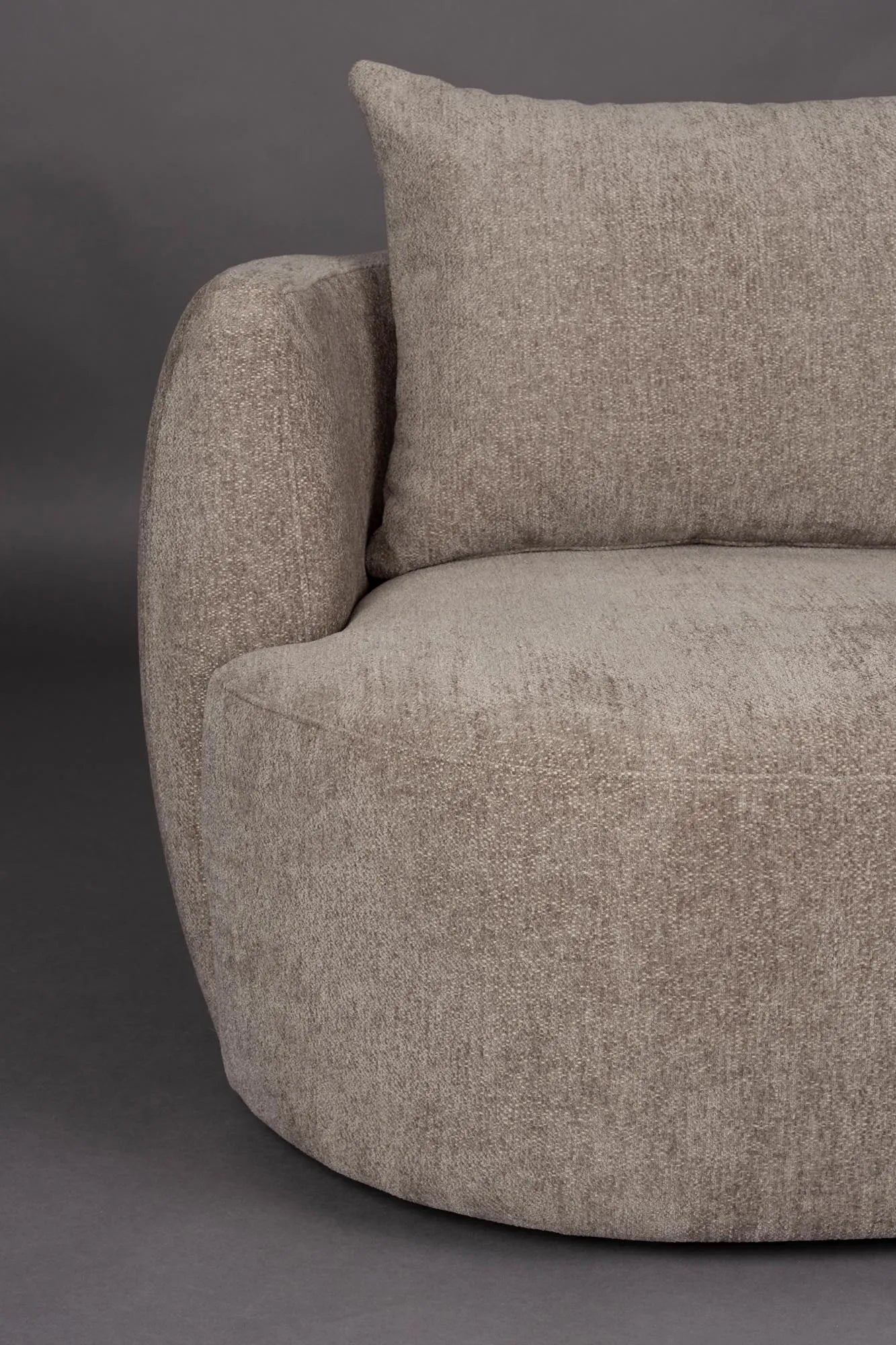 Rocca Lounge Stuhl in Cappuccino präsentiert im Onlineshop von KAQTU Design AG. Sessel ist von Dutchbone