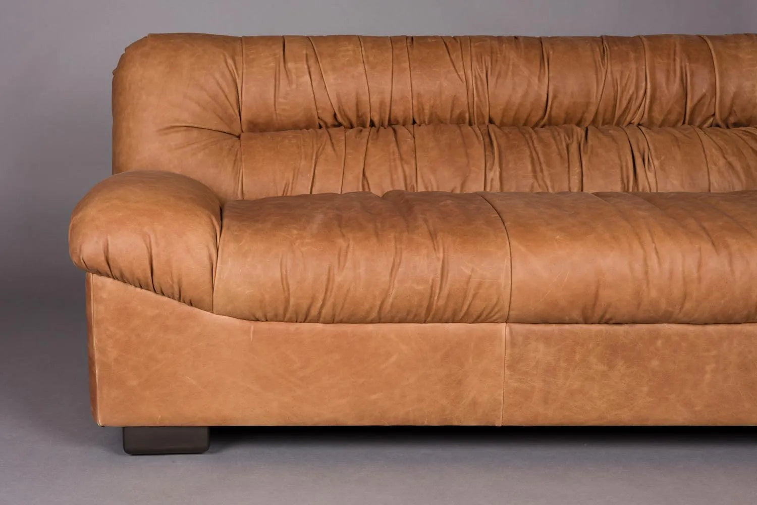 Sofa Douglas in Cognac präsentiert im Onlineshop von KAQTU Design AG. 2er Sofa ist von Dutchbone