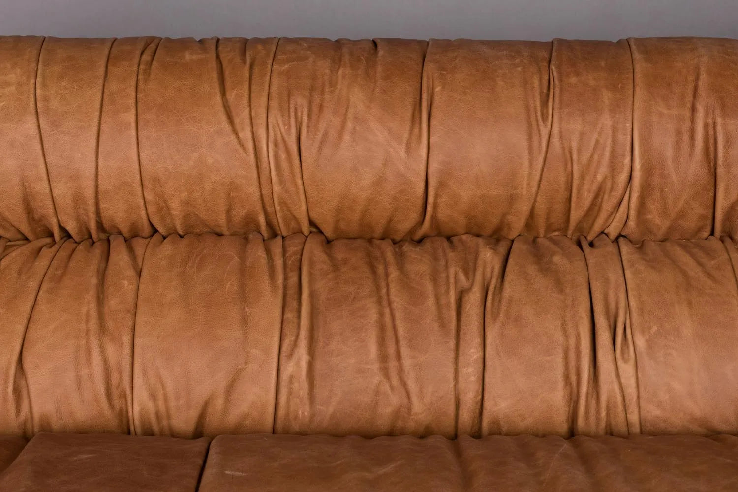 Sofa Douglas in Cognac präsentiert im Onlineshop von KAQTU Design AG. 2er Sofa ist von Dutchbone