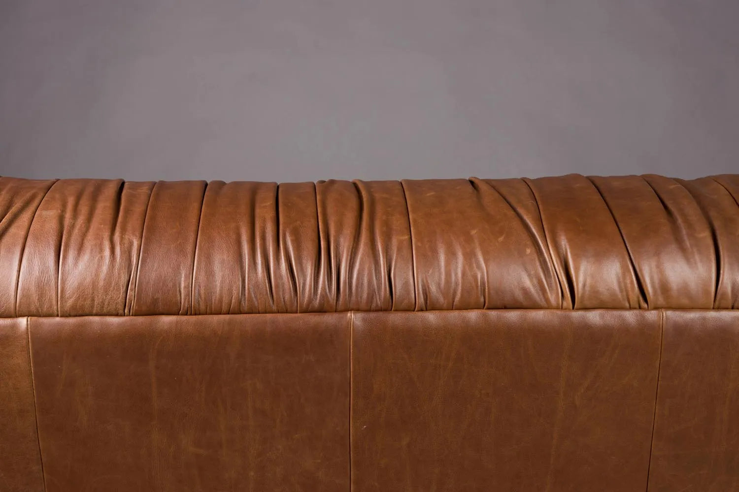 Sofa Douglas in Schokolade präsentiert im Onlineshop von KAQTU Design AG. 2er Sofa ist von Dutchbone