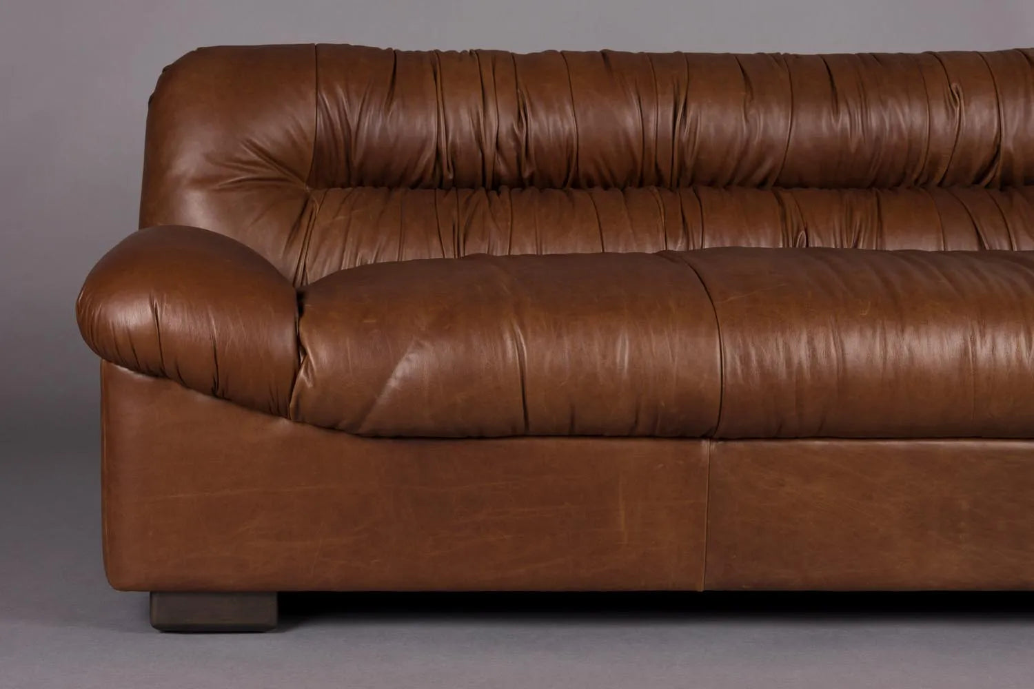 Sofa Douglas in Schokolade präsentiert im Onlineshop von KAQTU Design AG. 2er Sofa ist von Dutchbone