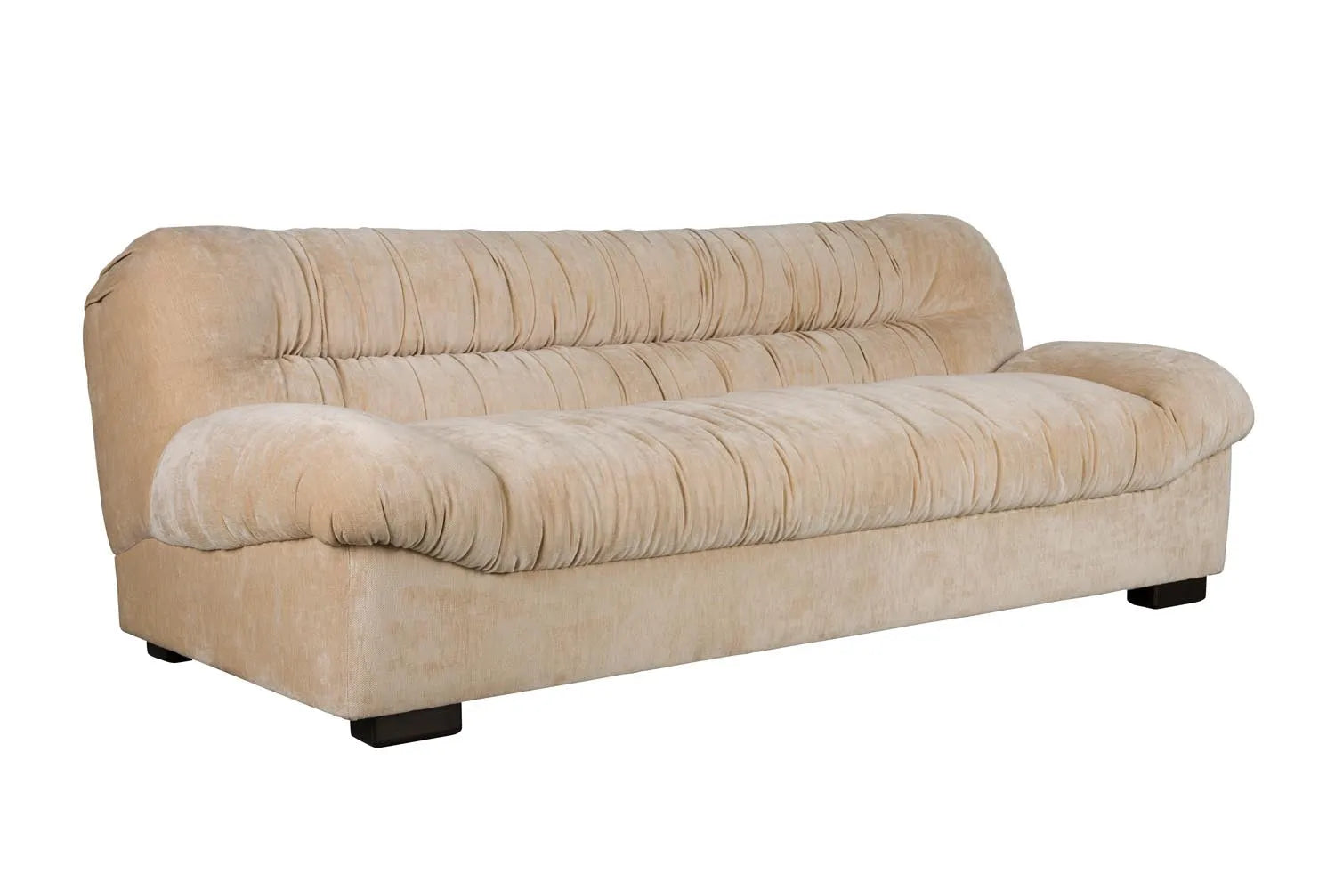 Das 2er Sofa Douglas von Dutchbone vereint stilvolles Mid Century Design mit komfortabler Polsterung in Samt oder Leder.