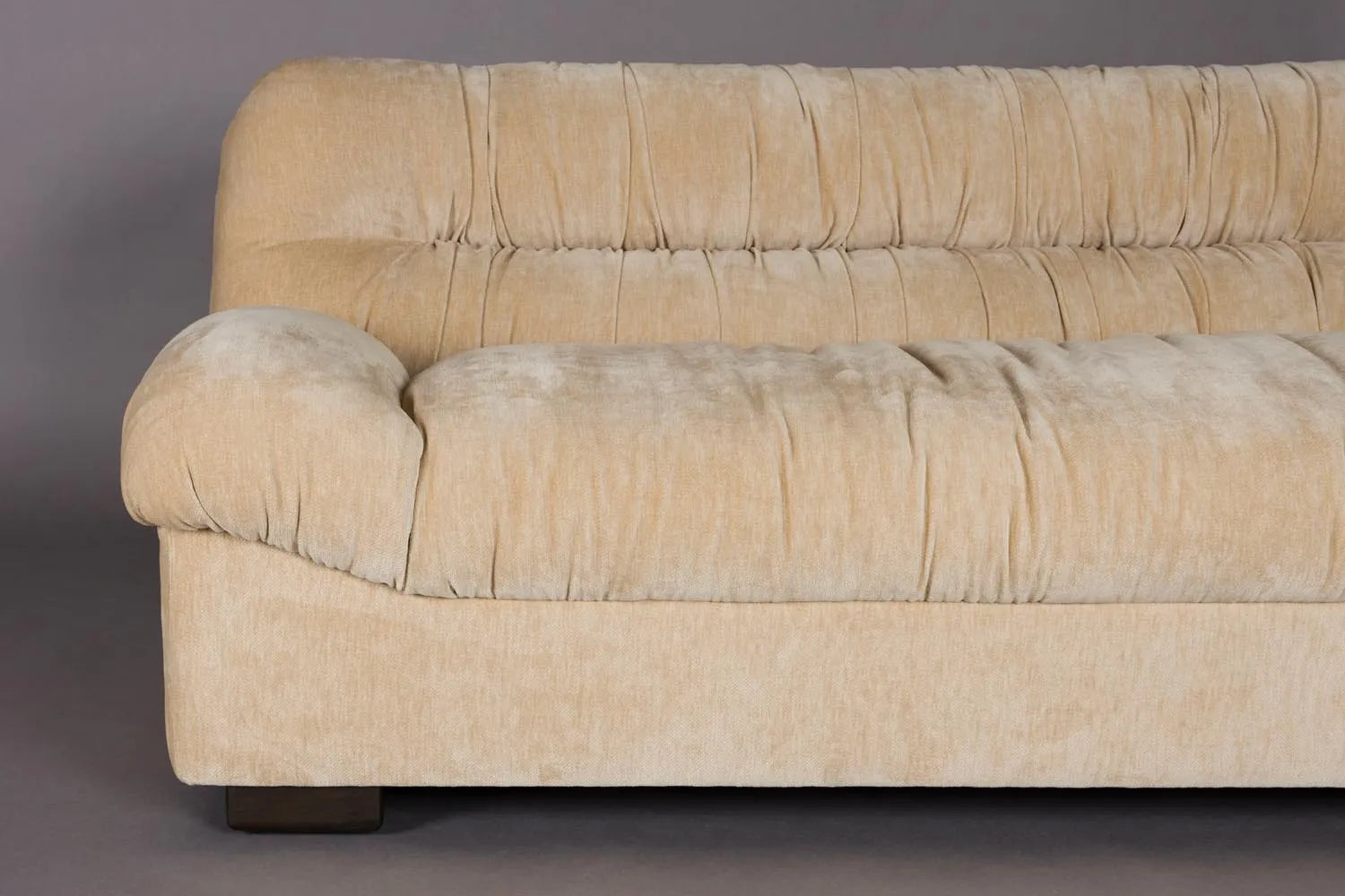 Sofa Douglas in Braun präsentiert im Onlineshop von KAQTU Design AG. 2er Sofa ist von Dutchbone