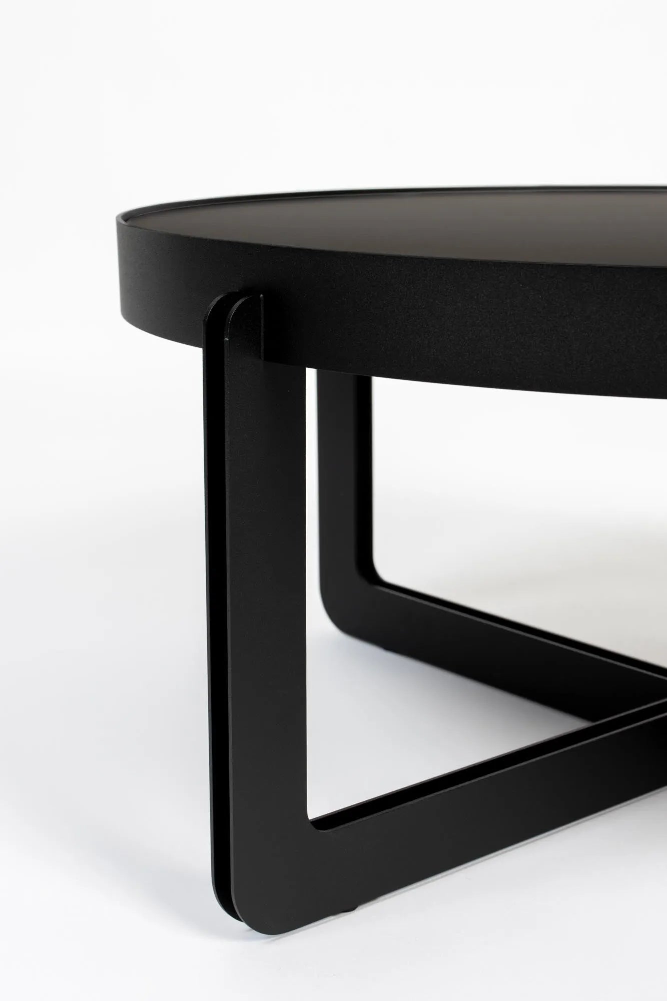 Couchtisch Centre Rund  in Schwarz präsentiert im Onlineshop von KAQTU Design AG. Beistelltisch ist von Zuiver