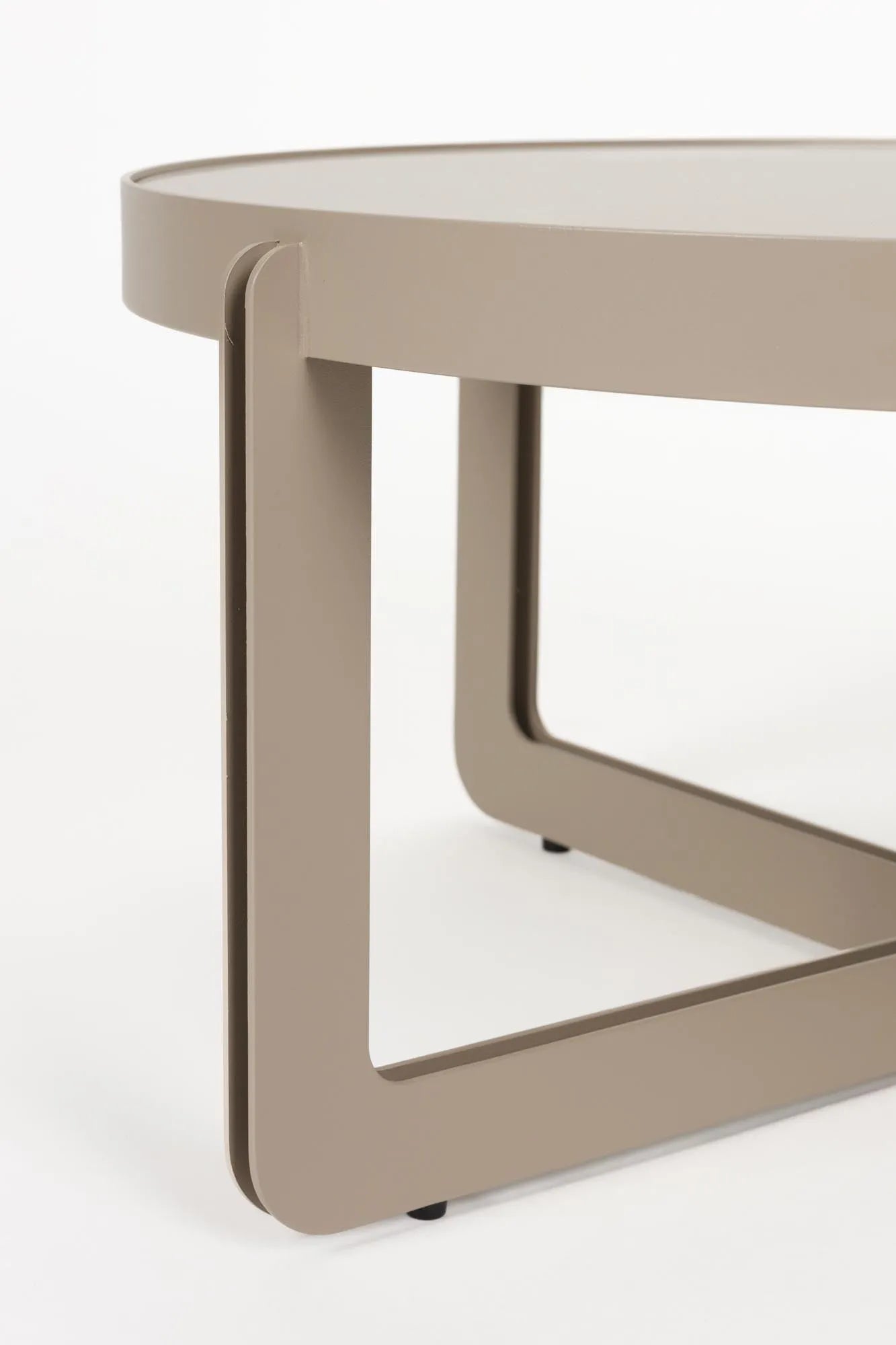 Der Couchtisch Centre Rund von Zuiver vereint modernes Design mit Funktionalität, dank seiner eleganten Stahlbasis und vielseitigen MDF-Tischplatte.