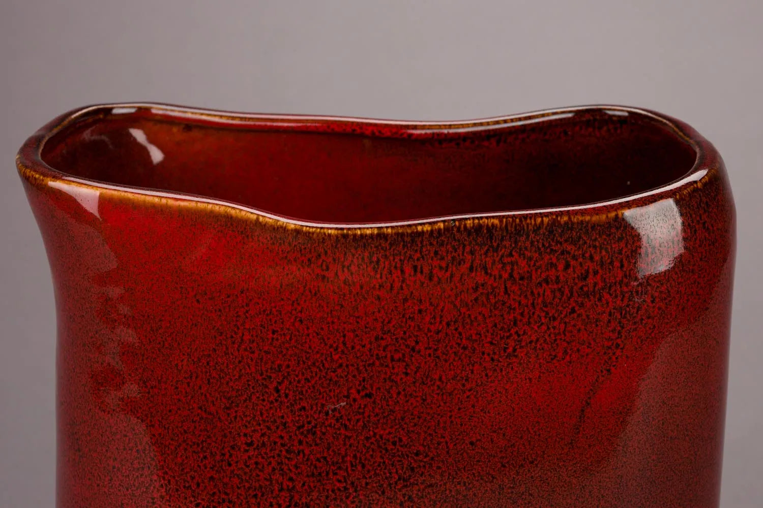 Vase Edna M  in Rot präsentiert im Onlineshop von KAQTU Design AG. Vase ist von Dutchbone