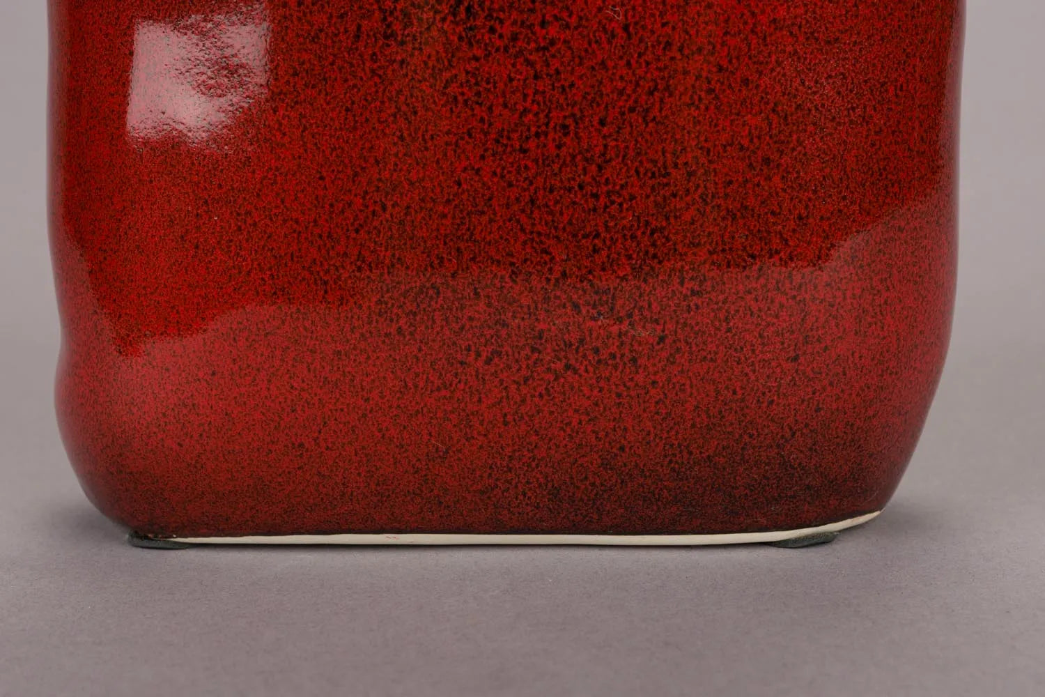 Vase Edna S  in Rot präsentiert im Onlineshop von KAQTU Design AG. Vase ist von Dutchbone