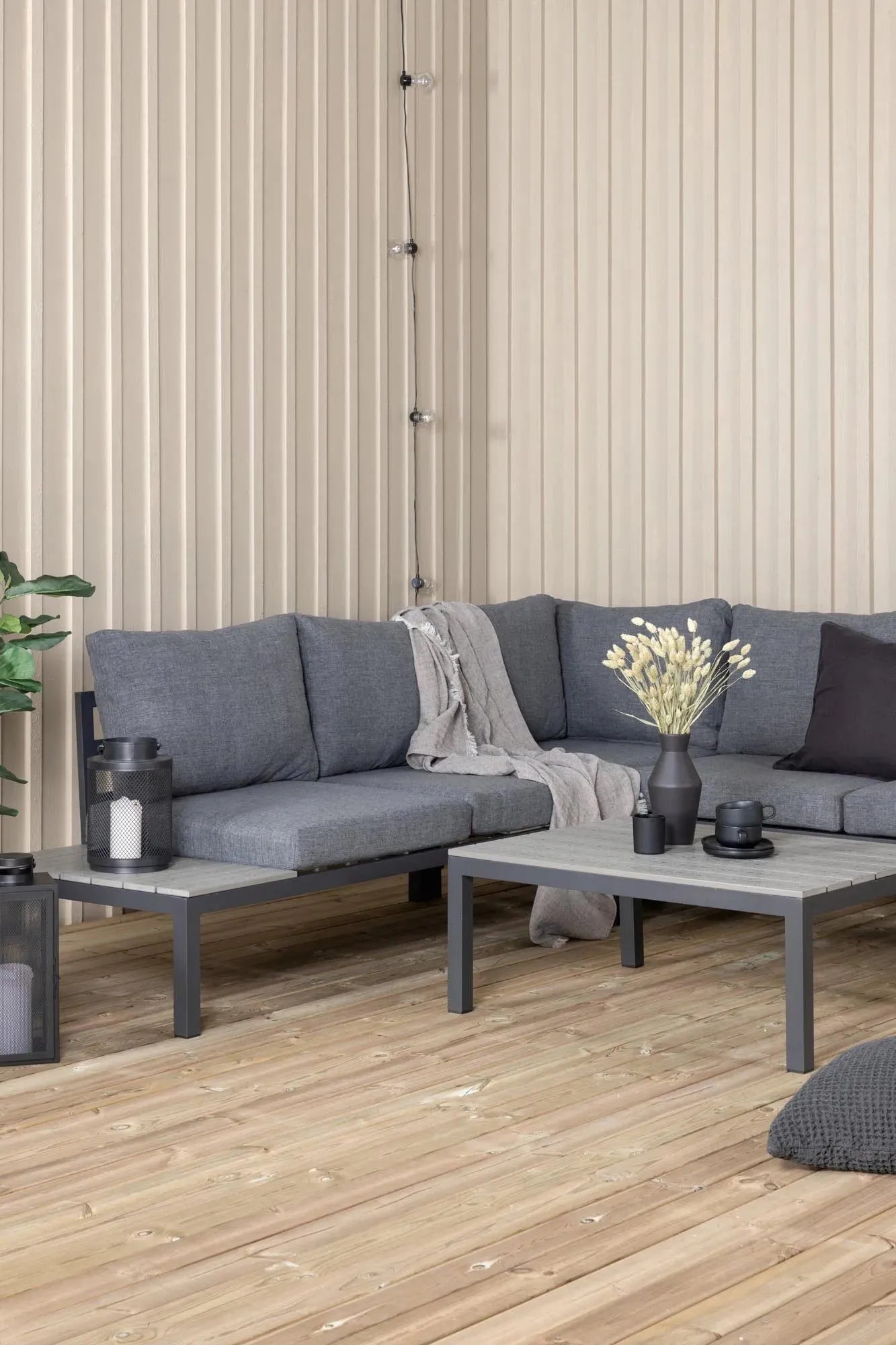 Elegantes Odense Ecksofa von Venture Home: Robustes Aluminium, pflegeleichte Polywood-Tischplatte, wetterfeste Kissen. Perfekt für Garten & Terrasse.