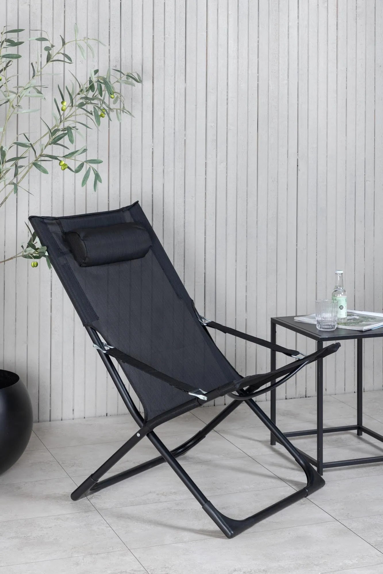 Sevilla Sun Lounge in Schwarz präsentiert im Onlineshop von KAQTU Design AG. Liegestuhl ist von Venture Home