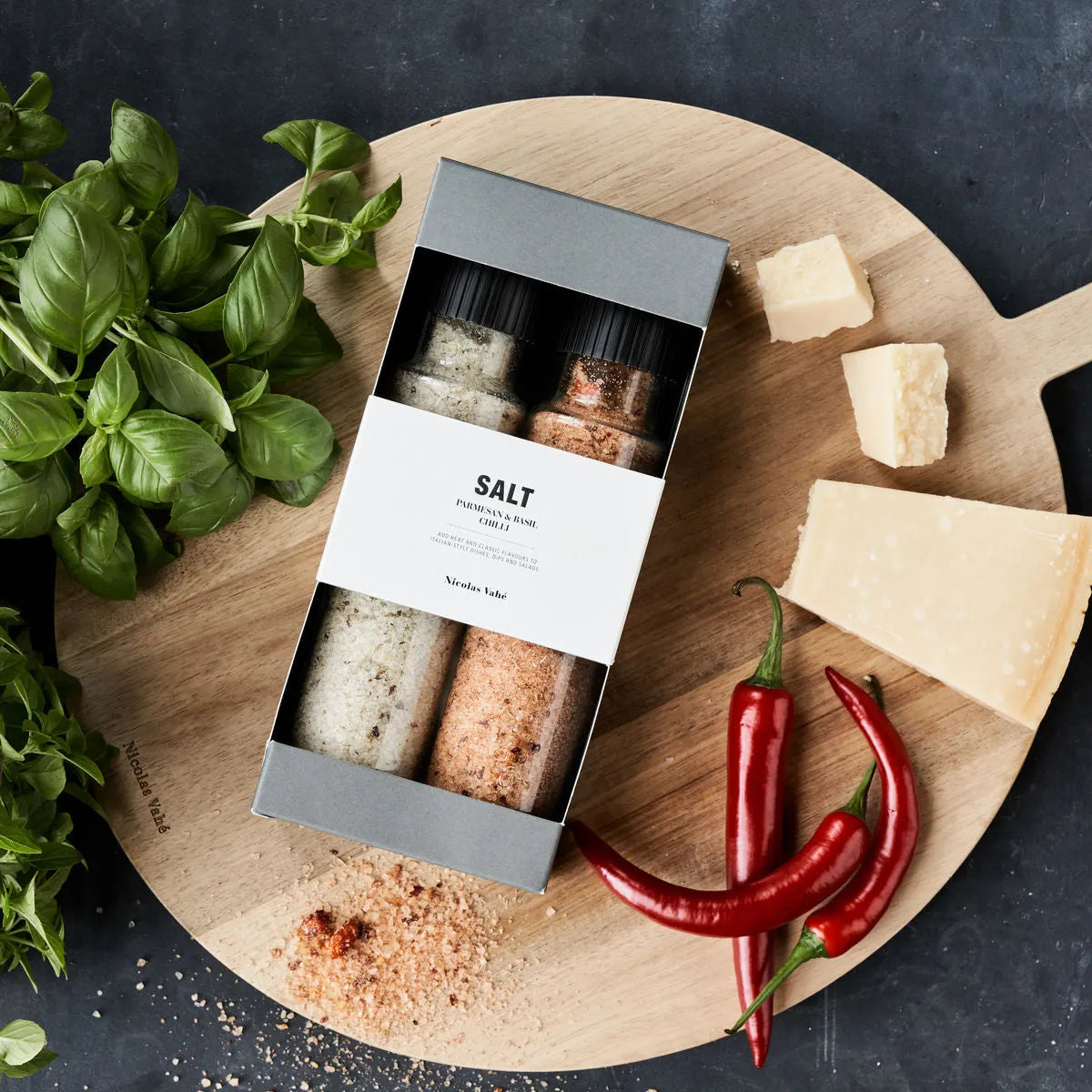 Geschenkbox, Nicolas Vahé Parmesan & Basil Salz & Chilli Salz in  präsentiert im Onlineshop von KAQTU Design AG. Lebensmittel ist von Nicolas Vahé