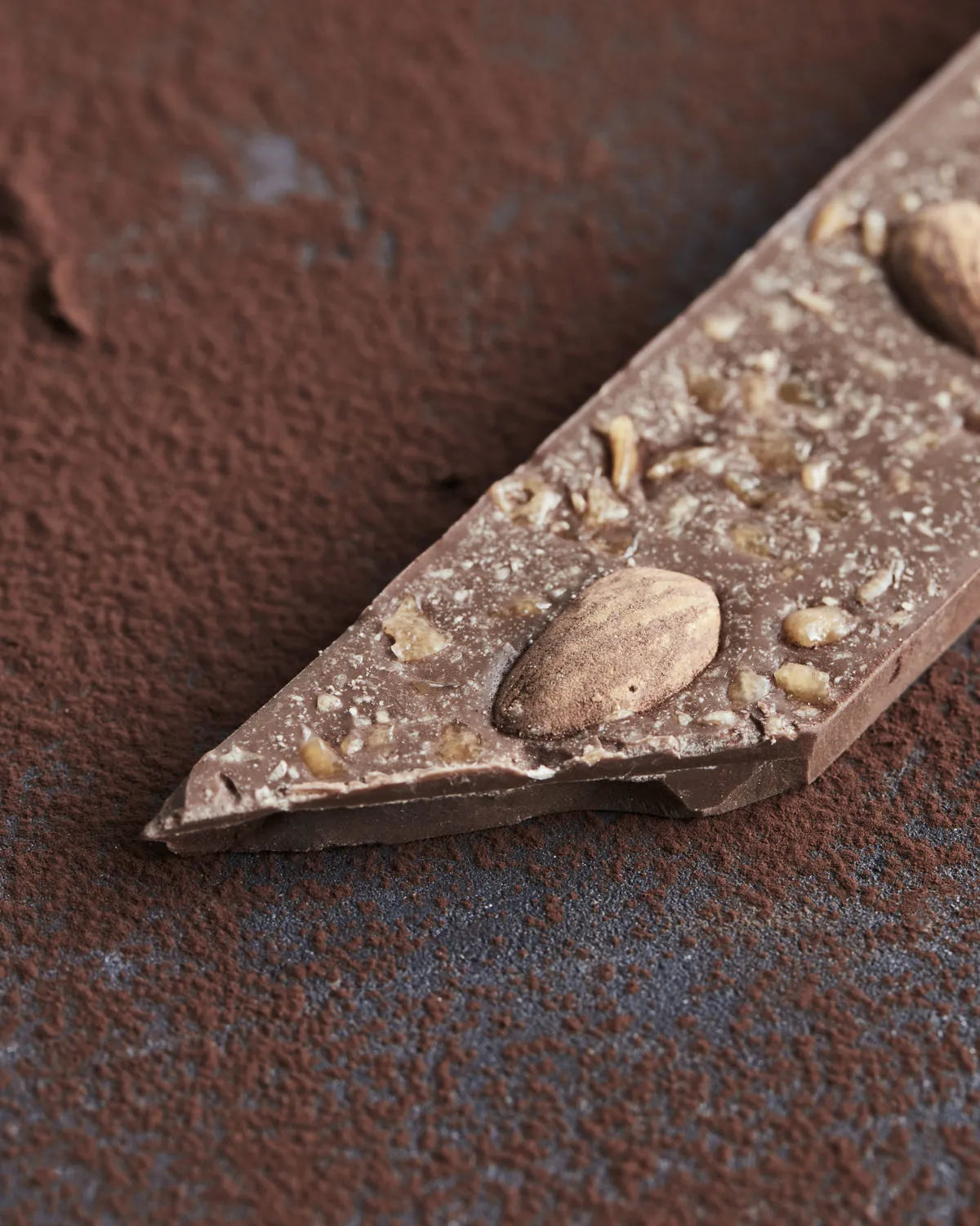 Milk Chocolate, Karamel, Salz & Almonds in  präsentiert im Onlineshop von KAQTU Design AG. Lebensmittel ist von Nicolas Vahé