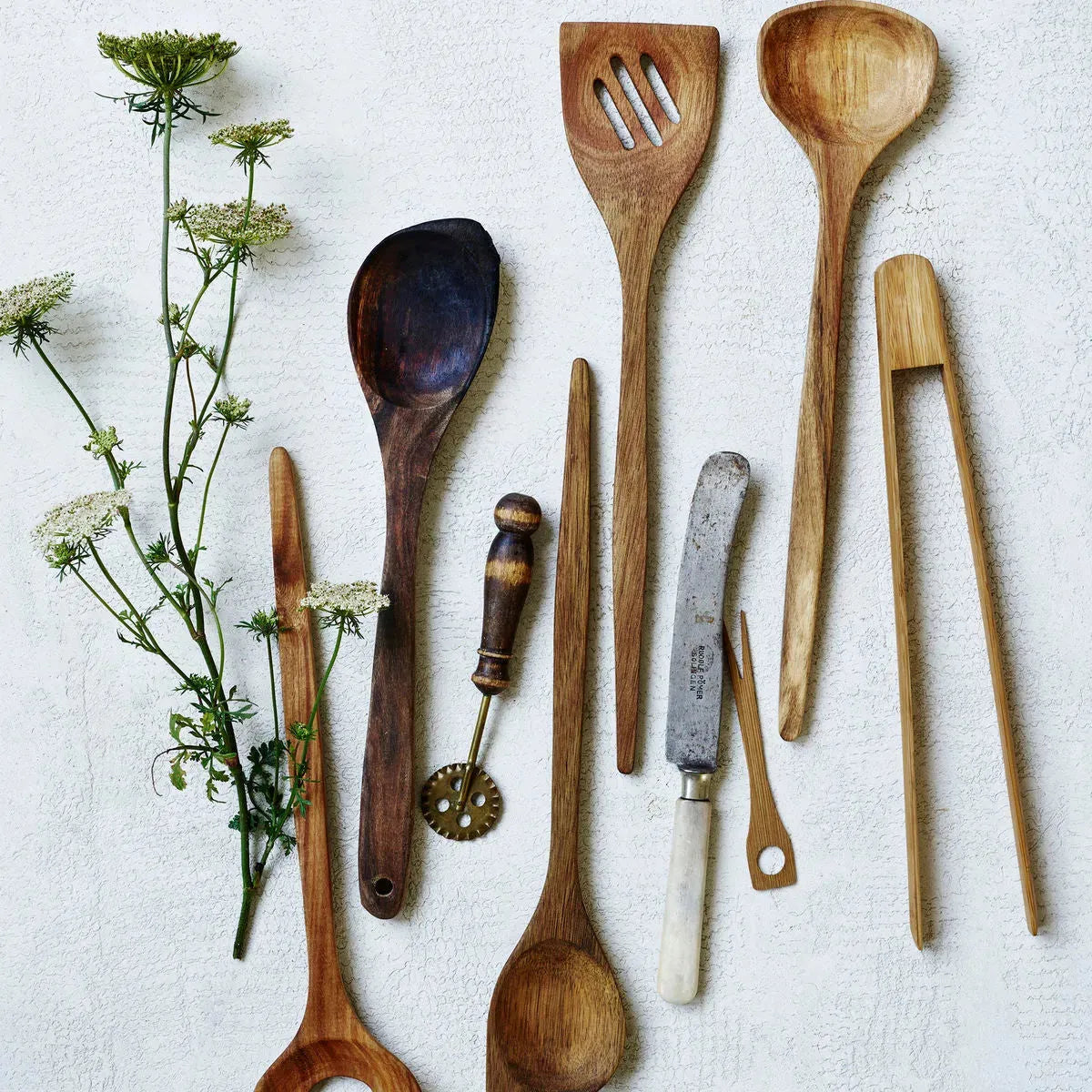 Eleganter Spatel aus Naturholz von Nicolas Vahé für stilvolles Kochen.