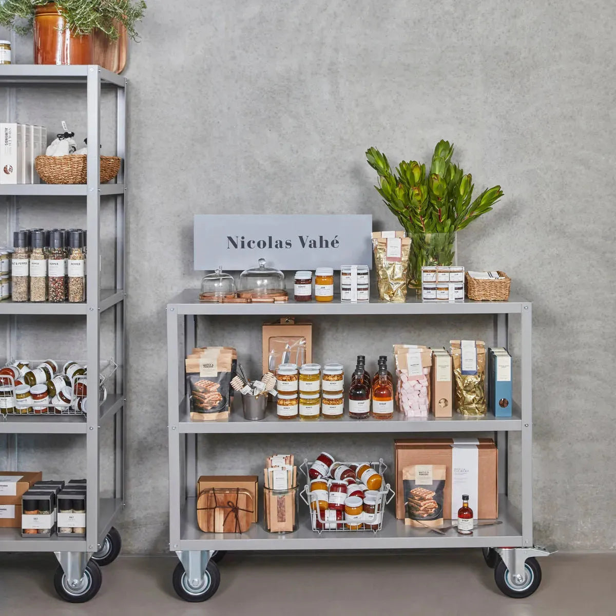 Regal mit 4 Rollen, NVTrolley, Grau in Grau präsentiert im Onlineshop von KAQTU Design AG. Servierwagen ist von Nicolas Vahé