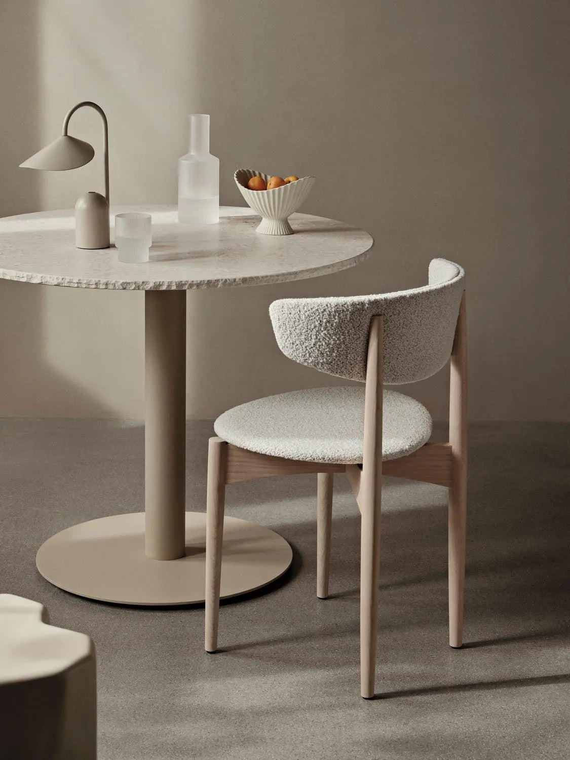 Stilvoller Esstisch aus Bianco-Curia-Marmor von Ferm Living.