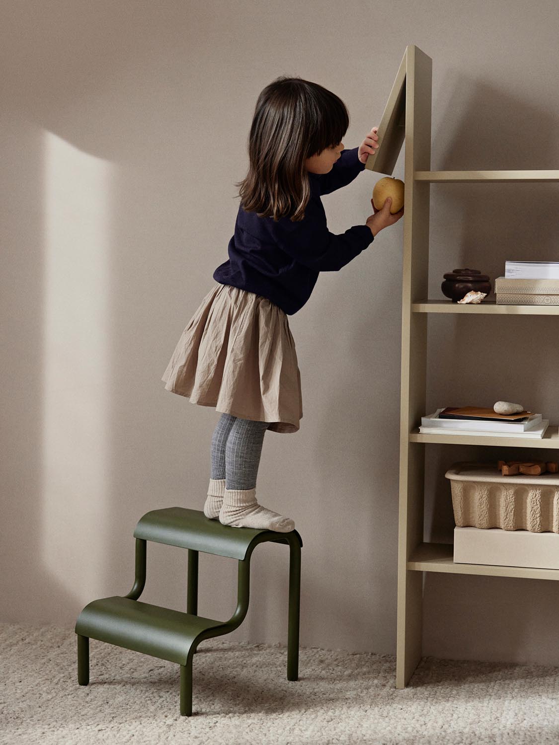 Up Step Stool  in  Forest Green präsentiert im Onlineshop von KAQTU Design AG. Hocker ist von Ferm Living