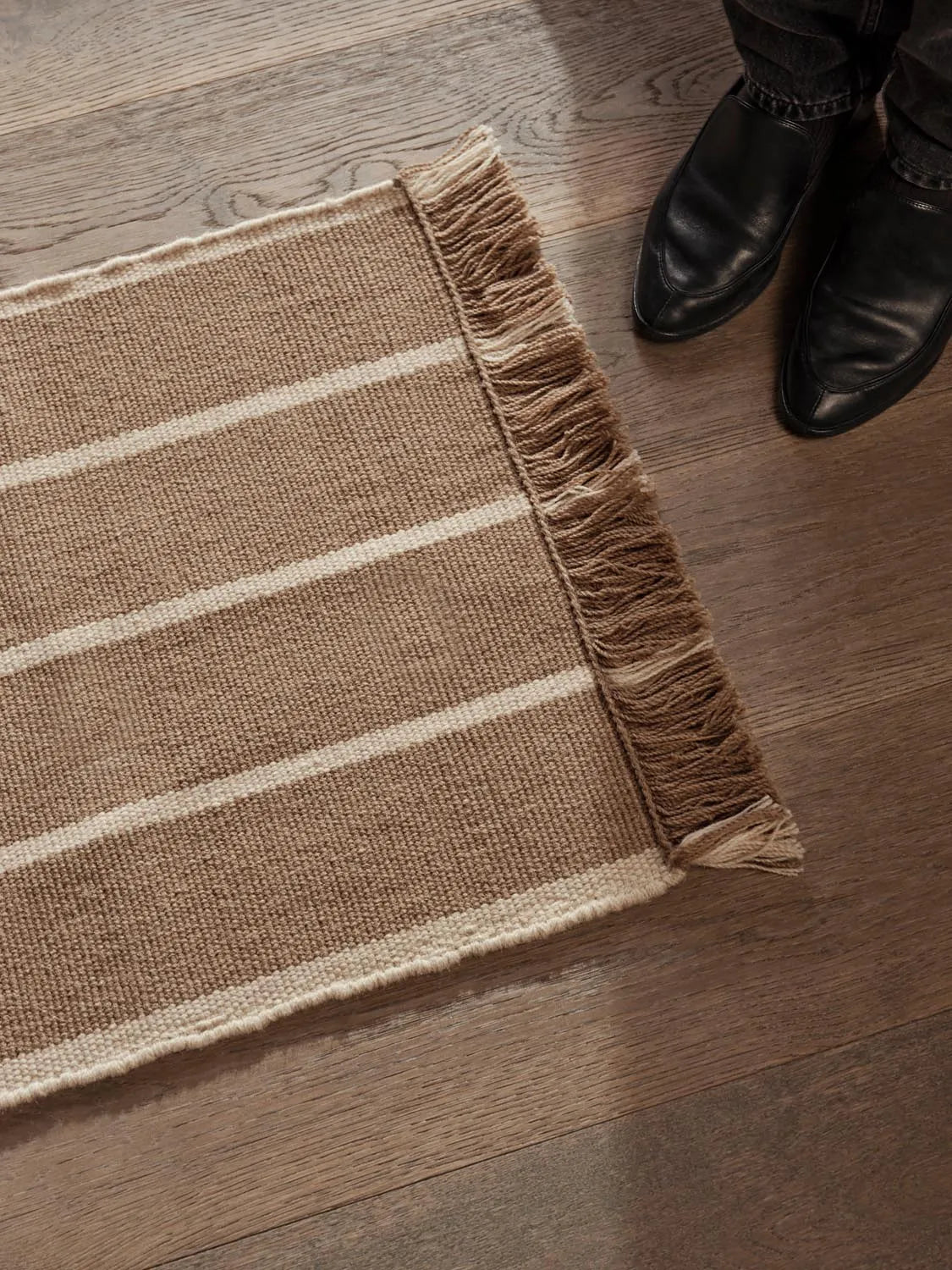 Calm Kelim Mat 50 x 70  in  Darkwhite Sand/Off präsentiert im Onlineshop von KAQTU Design AG. Teppich ist von Ferm Living