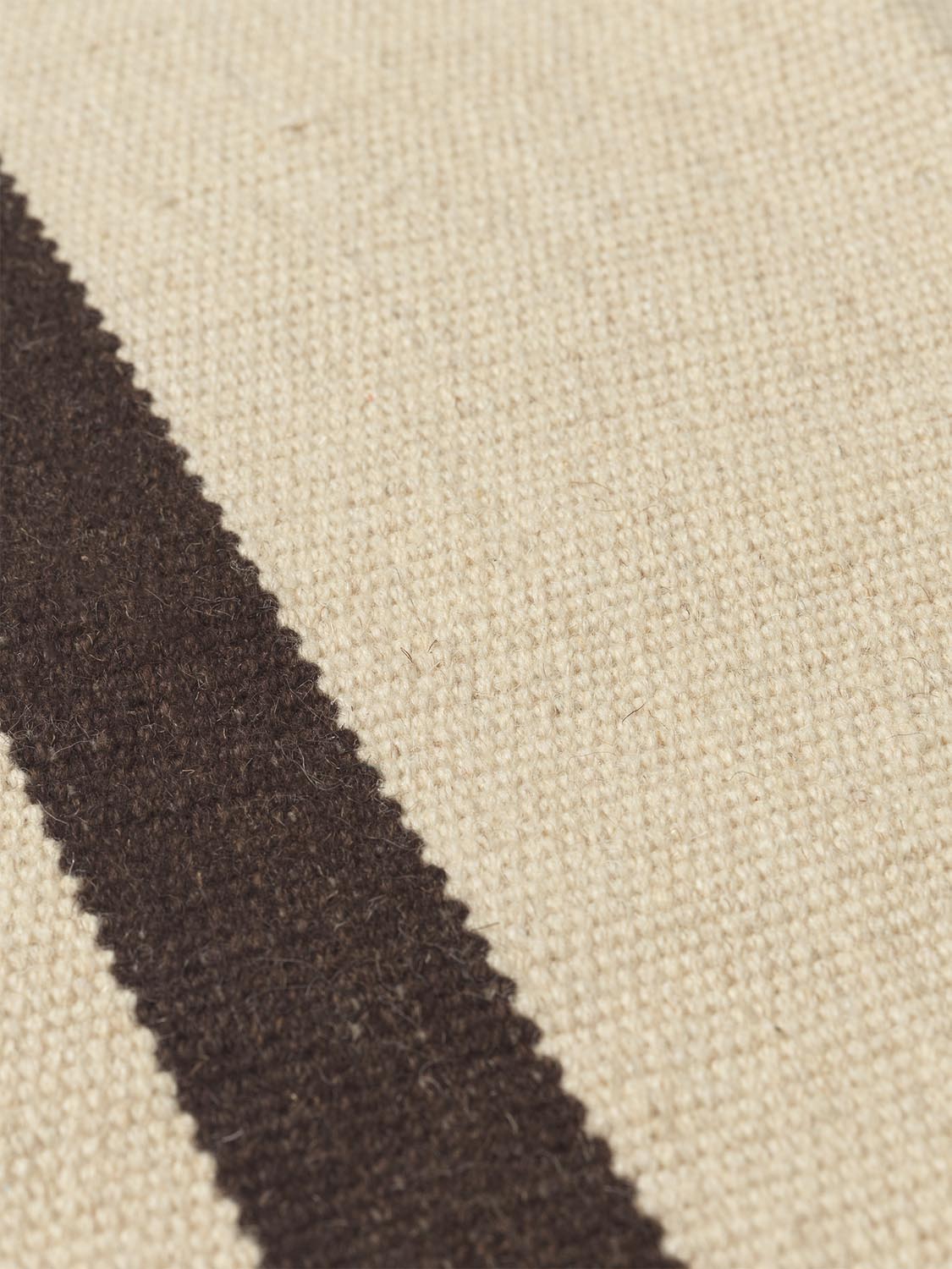 Calm Kelim Mat 50 x 70  in  Offwhite/Coffee präsentiert im Onlineshop von KAQTU Design AG. Teppich ist von Ferm Living