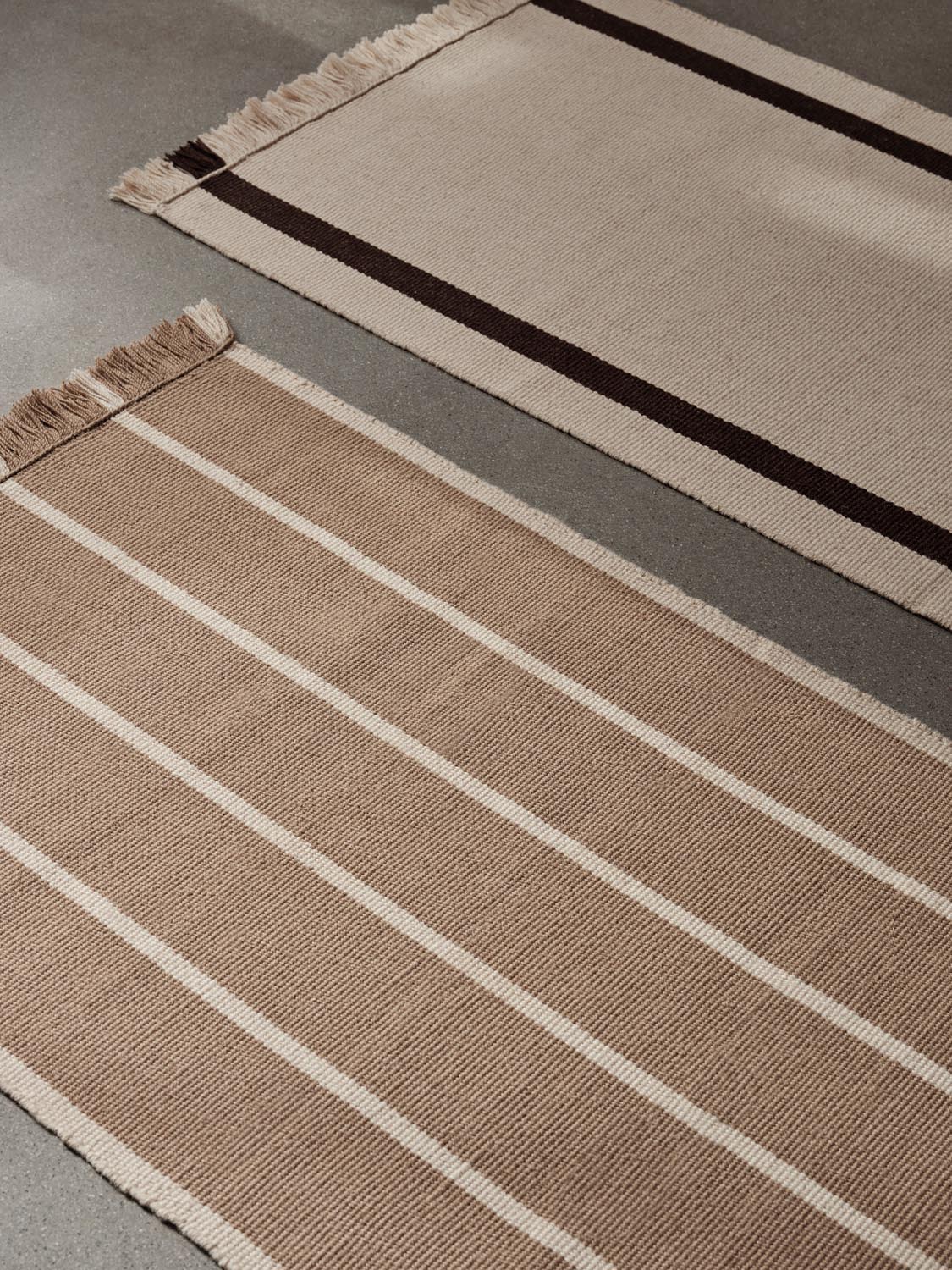 Calm Kelim Mat 50 x 70  in  Offwhite/Coffee präsentiert im Onlineshop von KAQTU Design AG. Teppich ist von Ferm Living