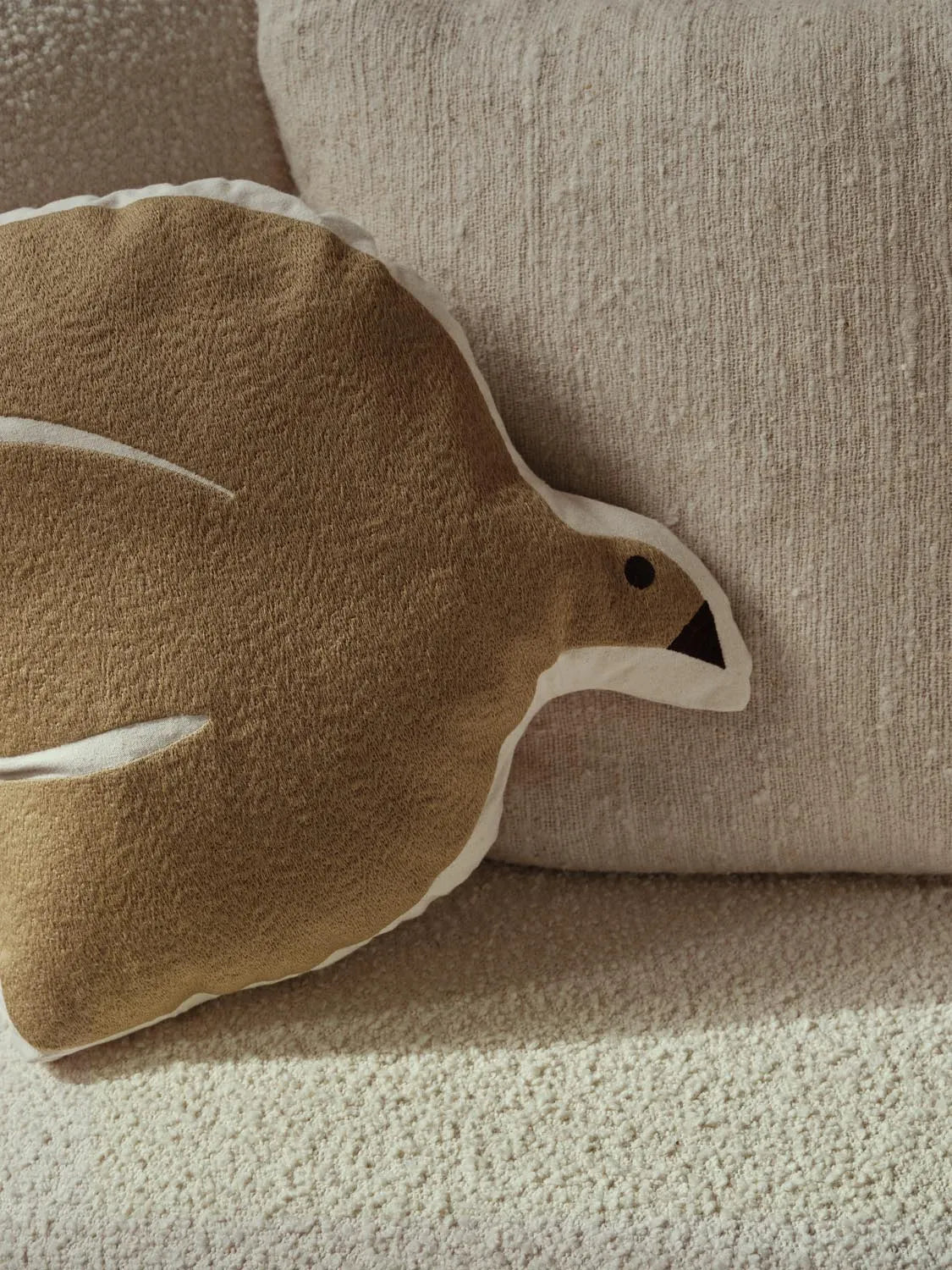 Swif Bird Kissen  in  Silver Fern präsentiert im Onlineshop von KAQTU Design AG. Deko Kissen ist von Ferm Living